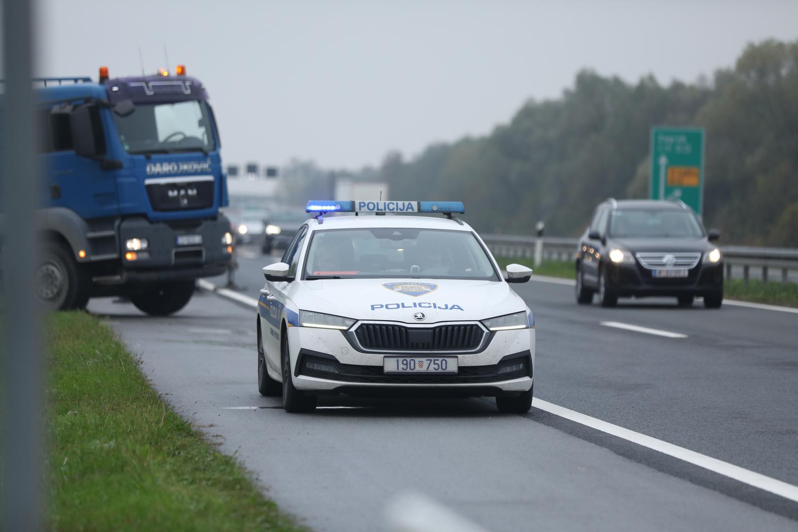 "Zbog prometne nesreće na autocesti A3 Bregana-Lipovac između čvorova Križ i Popovača (76. km) ﻿u smjeru Lipovca vozi se jednim trakom uz ograničenje brzine od 60 km/h", javlja i HAK