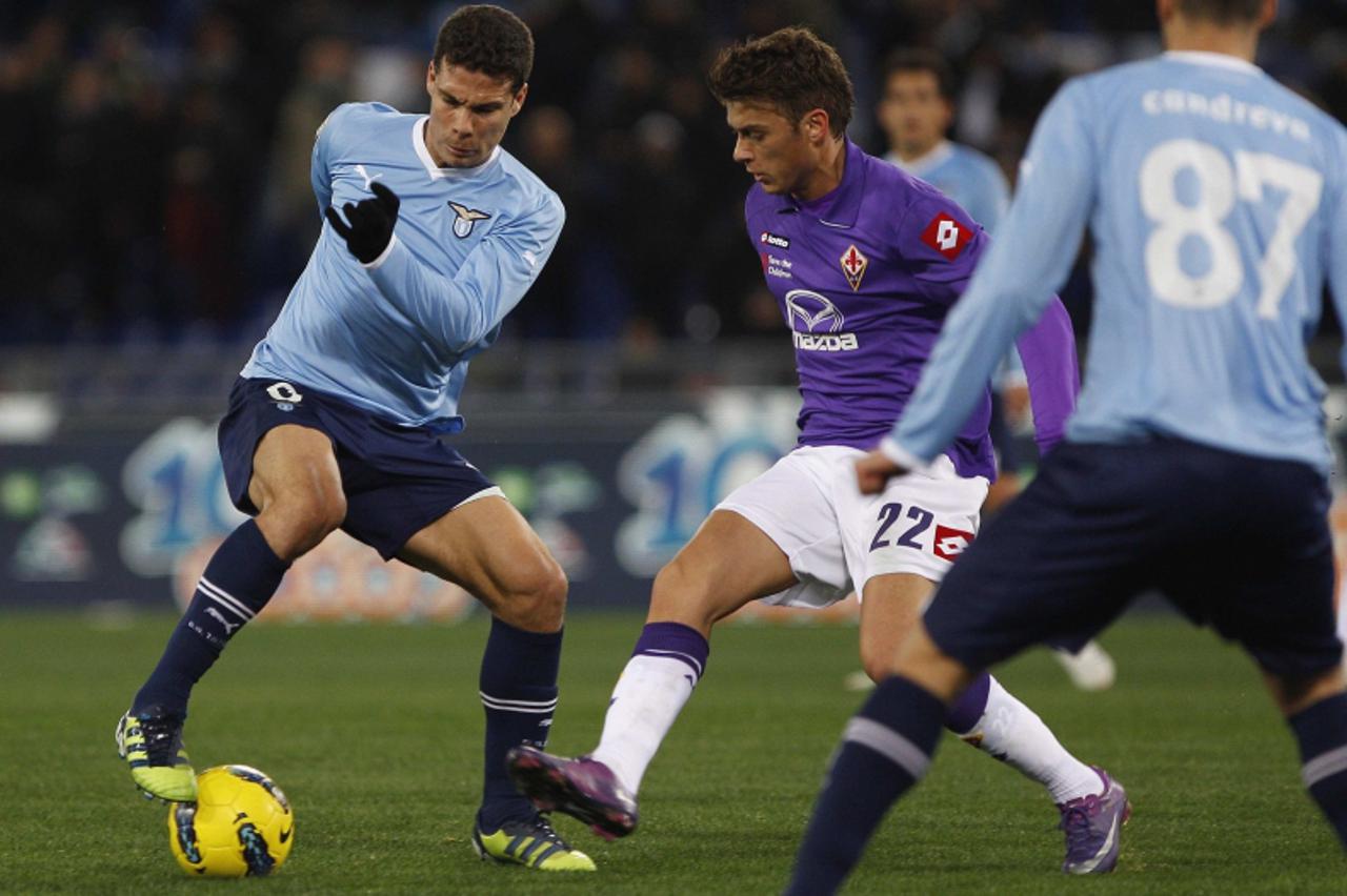 'SS Lazio\'s Hernanes (L) is challenged Fiorentina\'s Adem Ljajic during their Italian Serie A soccer match at the Olympic stadium in Rome February 26, 2012.  REUTERS/Tony Gentile  (ITALY - Tags: SPOR