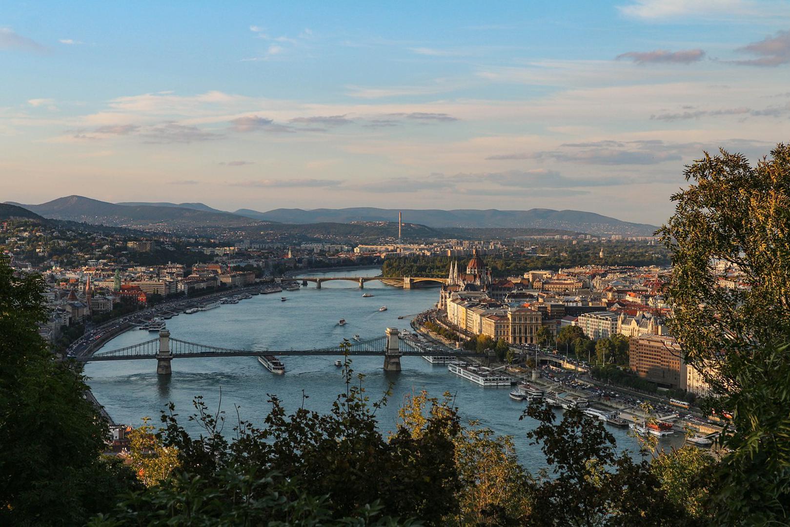 8. Budimpešta, Mađarska: Budimpešta, glavni grad Mađarske, skriveni je dragulj Europe i savršena jesenska destinacija. Grad je poznat po zapanjujućoj arhitekturi, termalnim kupkama i živahnom noćnom životu. Posjetite neke od poznatih termalnih kupki, kao što su kupke Széchenyi, i divite se zadivljujućem pogledu s ribarskog bastiona. Ne propustite priliku istražiti Budimski dvorac i uživati ​​u tradicionalnoj mađarskoj kuhinji. Šarmantne ulice i jesenske boje Budimpešte stvaraju toplu i privlačnu atmosferu za posjetitelje.