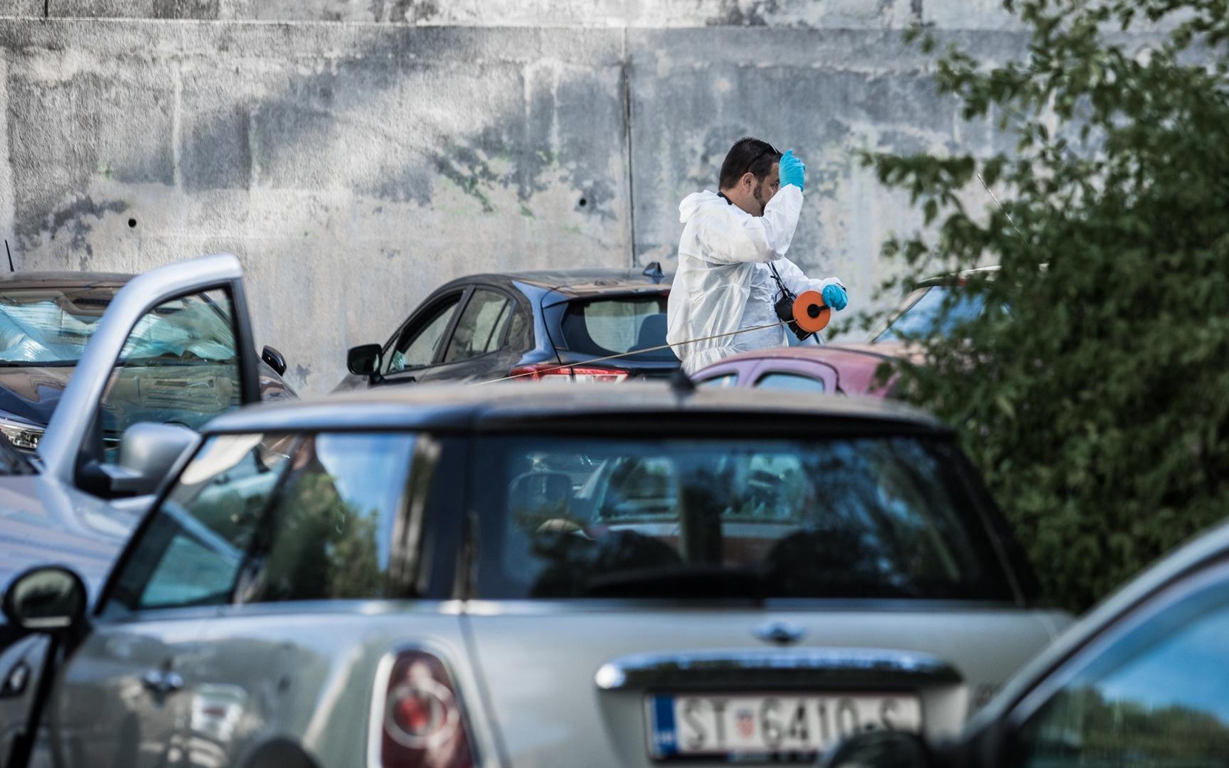 02.07.2021., Split - Pod vozilo u Lucicevoj ulici u Splitu postavljena je eksplozivna naprava koja je ostetila sest vozila, a jedna osoba je zatrazila lijecnicku pomoc. Jutros je na mjestu eksplozije zapoceo ocevid.
Photo: Milan Sabic/PIXSELL