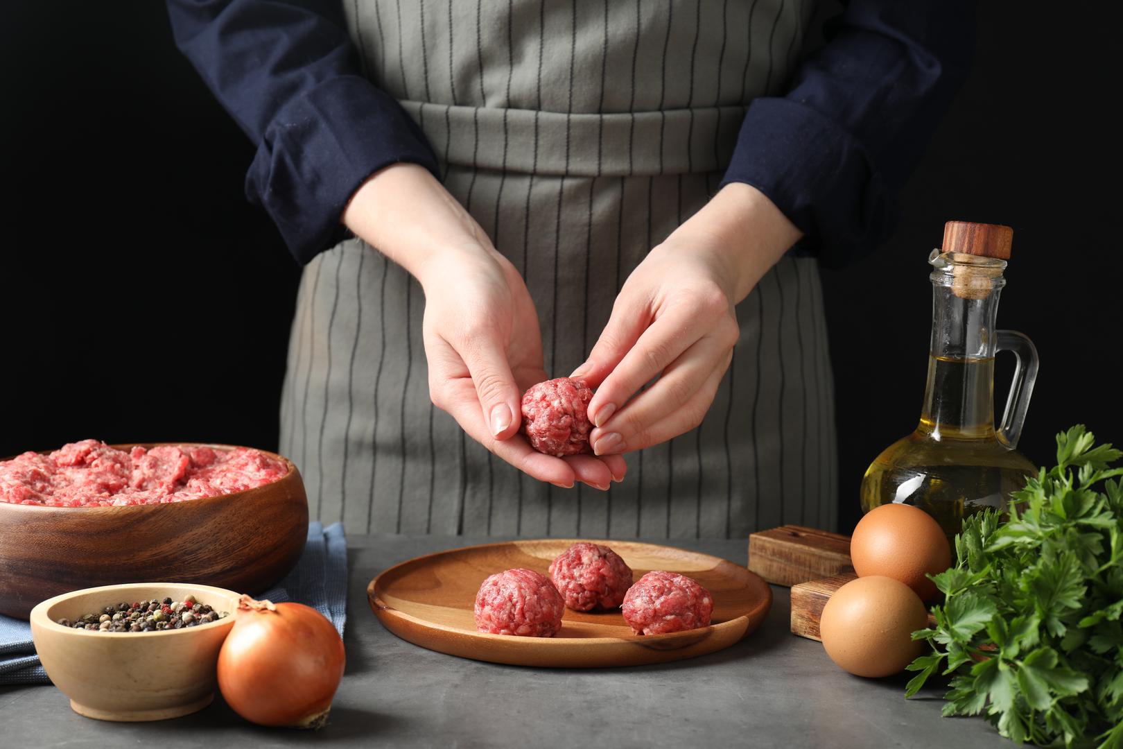 Ćufte: Za najukusnije ćufte potrebno vam je: 500 g mljevenog mesa, 1 manji crveni luk, sitno sjeckan, 1 jaje, 2-3 žlice krušnih mrvica, 1/2 šalice mlijeka 2 režnja češnjaka, sitno sjeckana, 1 žličica soli, 1/2 žličice crnog papra, 1/2 žličice suhog origana (ili majčine dušice), 1/2 žličice mljevene paprike (po želji), 2 žlice maslinovog ulja (ili drugog ulja po izboru), 1/4 šalice brašna (za uvaljati ćufte), 1 šalica paradajz umaka (ako želite pripremiti ćufte u umaku).