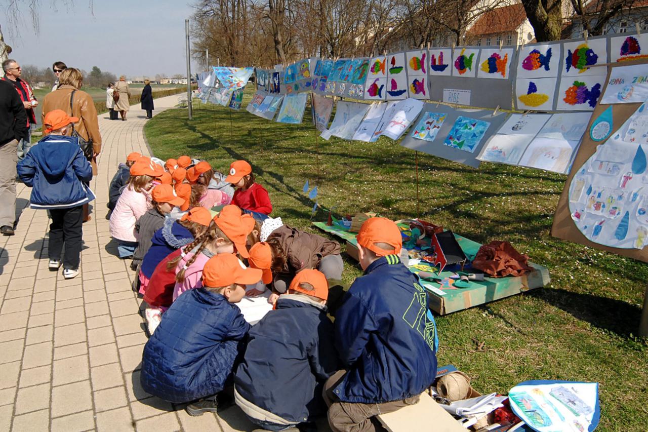 Polaznici vrtića Sisak Stari ekološkim projektom na obali podigli su svijest građana n. čutuk/pixsell