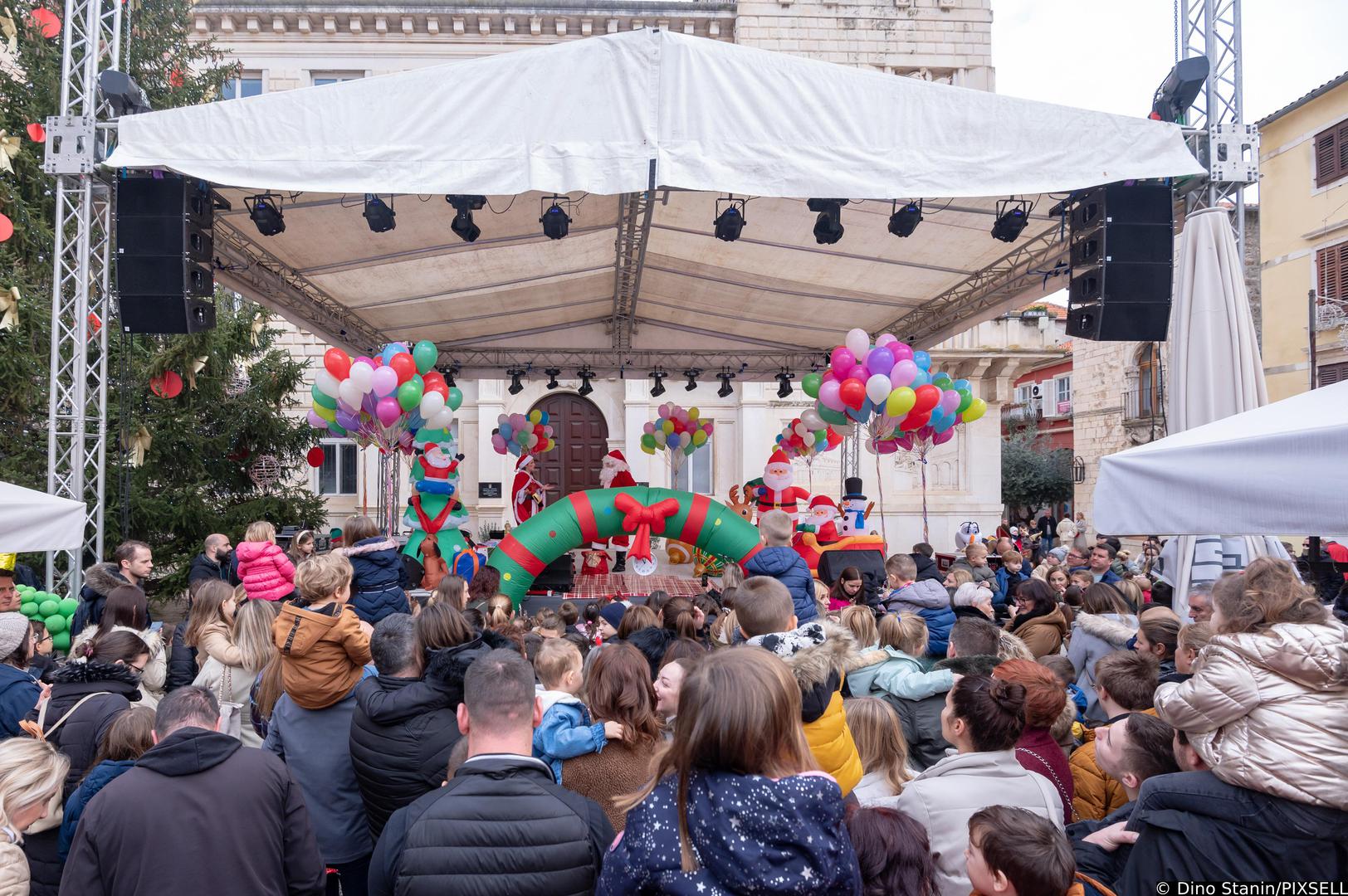 31.12.2022., Zadar - Nekoliko stotina malisana pustanjem balona proslavilo je Djecju Novu godinu u podne na Narodnom trgu.  Photo: Dino Stanin/PIXSELL