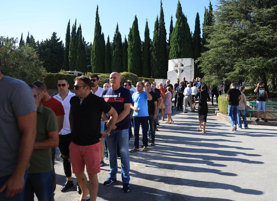 Kaštela: Posljednji ispraćaj Milana Livaje, oca nogometaša Hajduka Marka Livaje