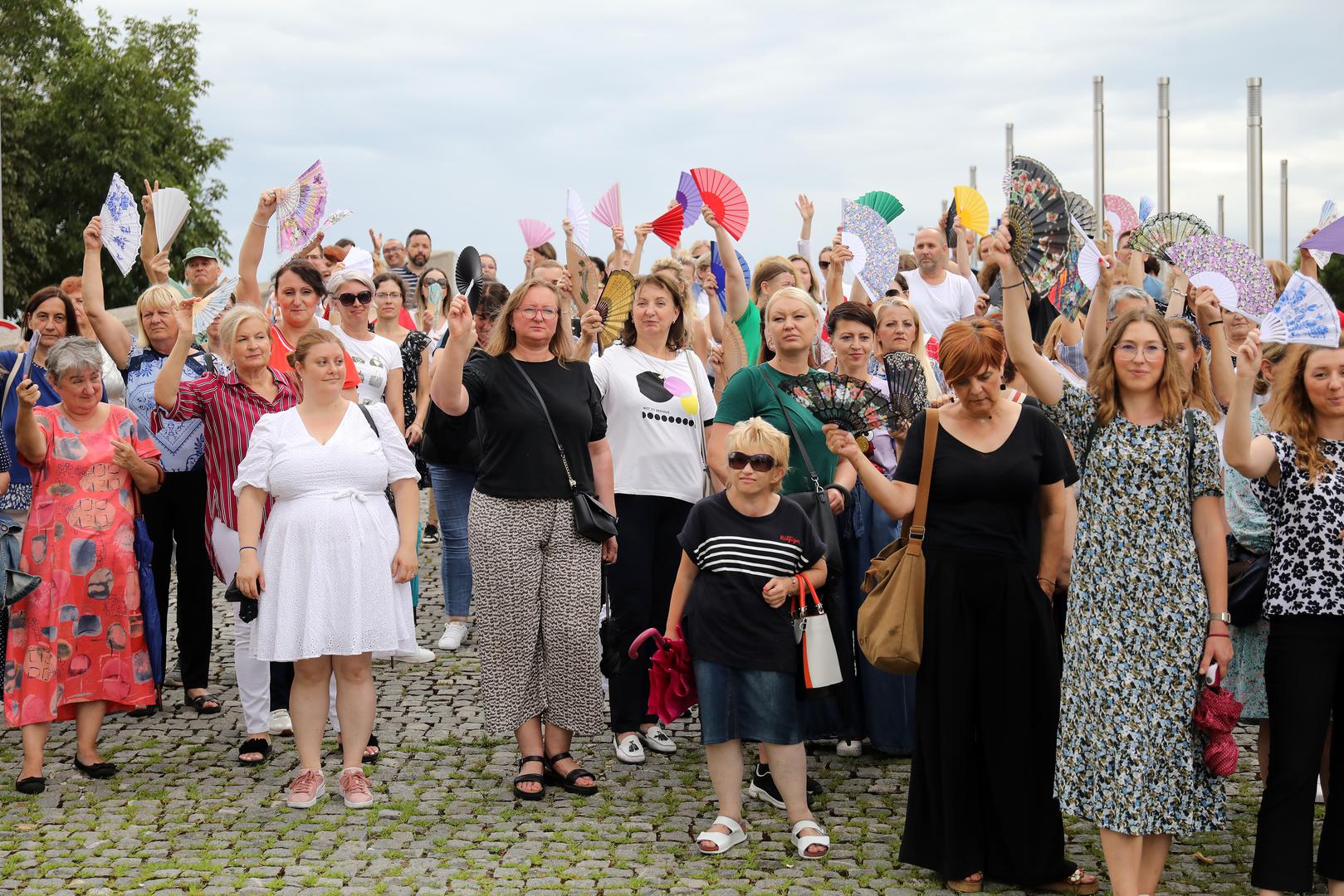 25.07.2023., Zagreb,  Pravosudni sluzbenici koji su vec osmi tjedan u strajku dosli su izraziti svoje nezadovoljstvo s pregovorima ispred Kongresne dvorane gdje se odrzava 256.sjednica Gospodarsko-socijalnog vijeca na kojoj se prezentira prijedlog zakona o placama u drzavnoj sluzbi i javnim sluzbama Photo: Emica Elvedji/PIXSELL