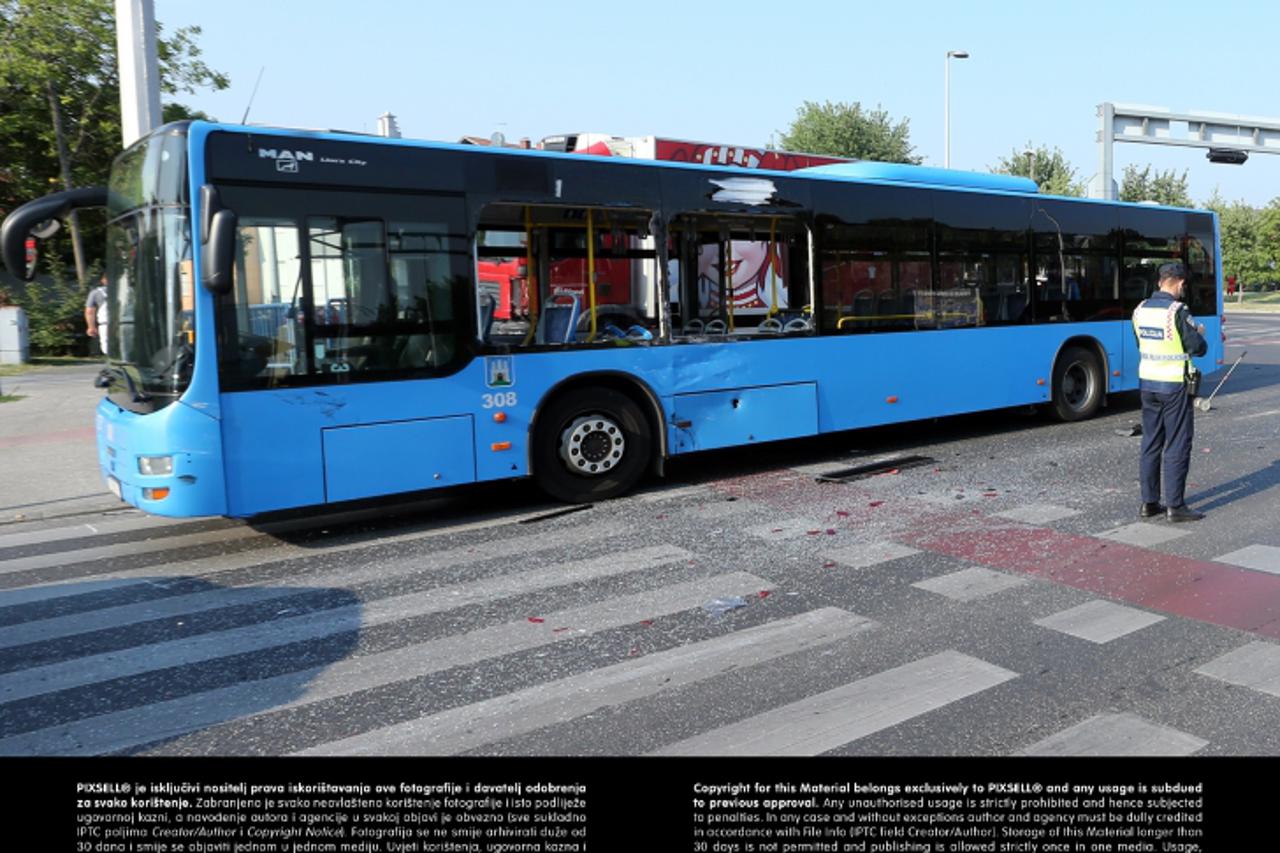 '20.07.2013., Zagreb -  Krizanje Zagrebacke avenije i Golikove, sudar ZET-ovog autobusa i osobnog vozila. Dvoje ljudi od kojih vozac osobnog automobila lakse ozljedjeni. Policijski uvidjaj je u tijeku