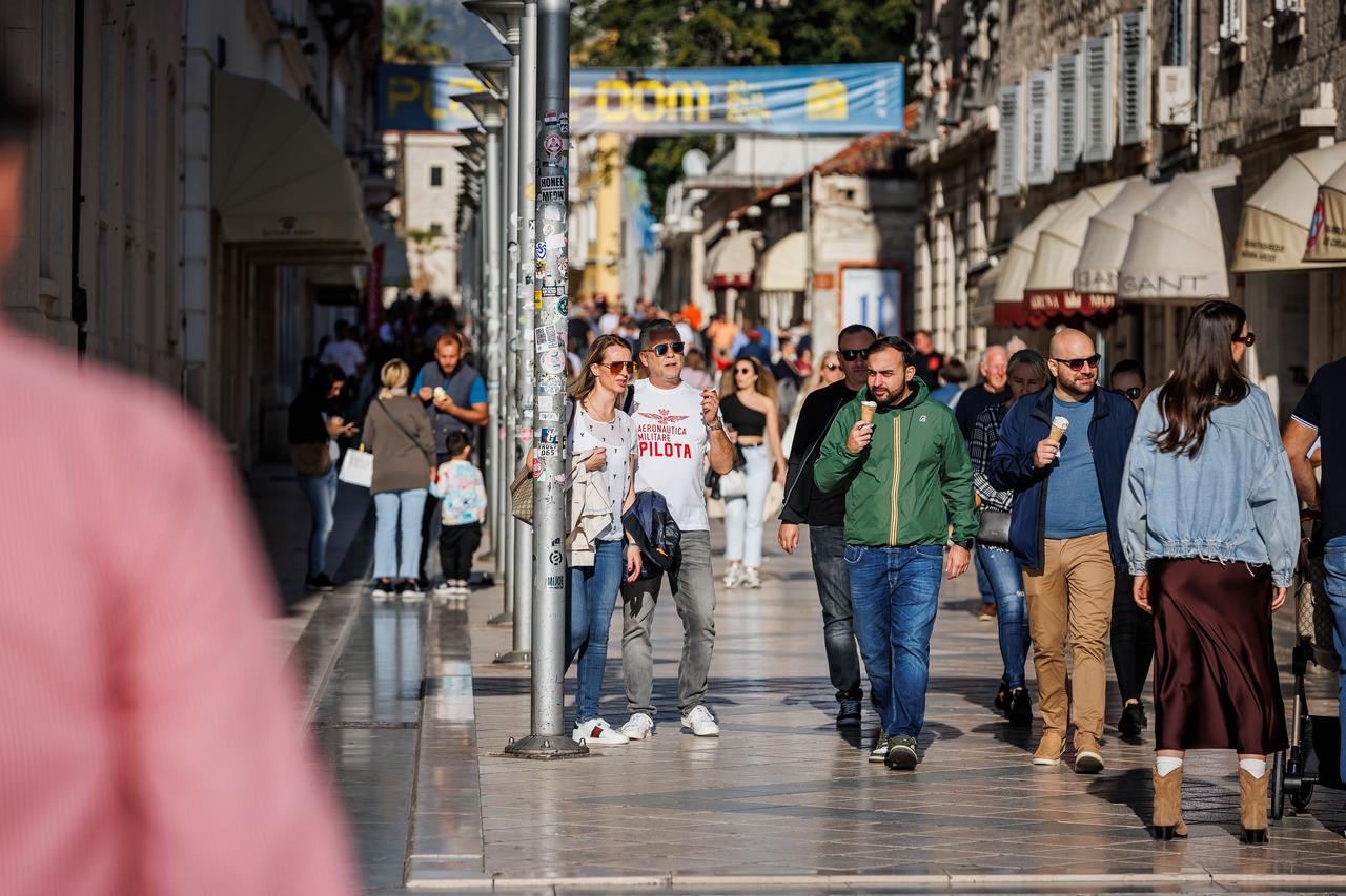 Split: Sunčano i toplo poslijepodne na splitskoj rivi