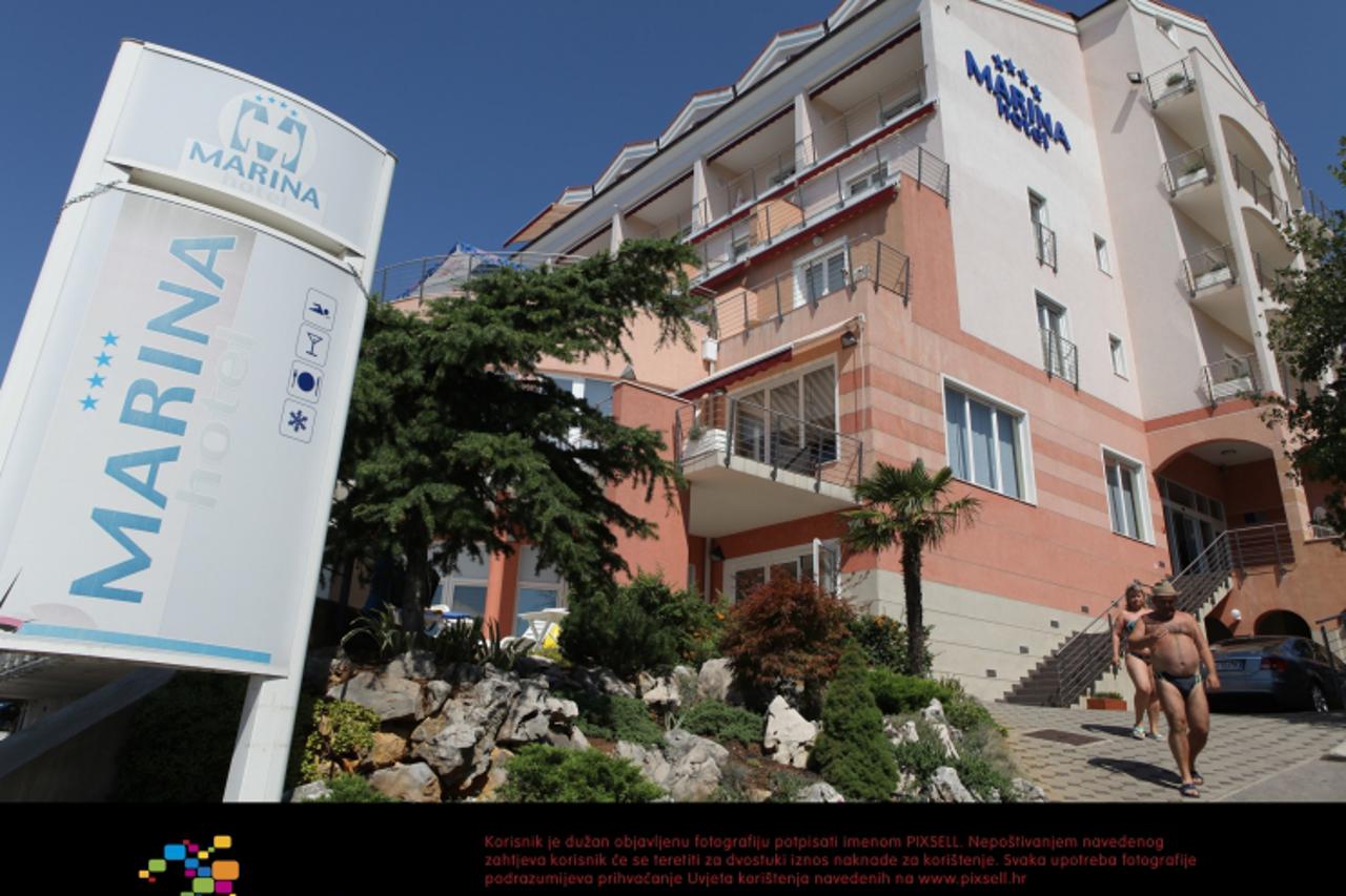 '25.08.2009. ,Selce - Radnici u selackom hotelu Marina rade sa bedzom (Radim bez place), iako hotel posluje s dobiti vlasnik hotela Ivan Klokocki nije isplatio zaposlenicima placu vec par mjeseci. Pho