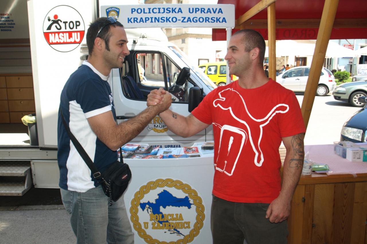 '24.06.2010. Trg Ljudevita Gaja, Krapina - Na slici su: Vice Ramljak, terapeut i Dario Svehar iz Pule, bivsi ovisnik o drogama (desno). Photo: Matija Topolovec/PIXSELL'