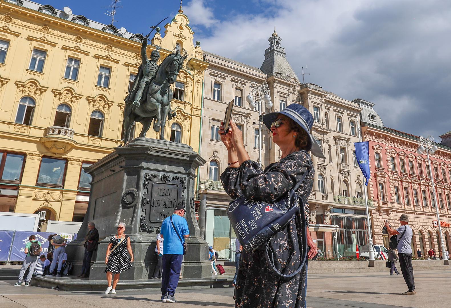 Hrvatska je posljednjih godina postala jedna od najatraktivnijih turističkih destinacija u Europi, privlačeći milijune posjetitelja koji dolaze otkriti njezine brojne prirodne i kulturne ljepote.