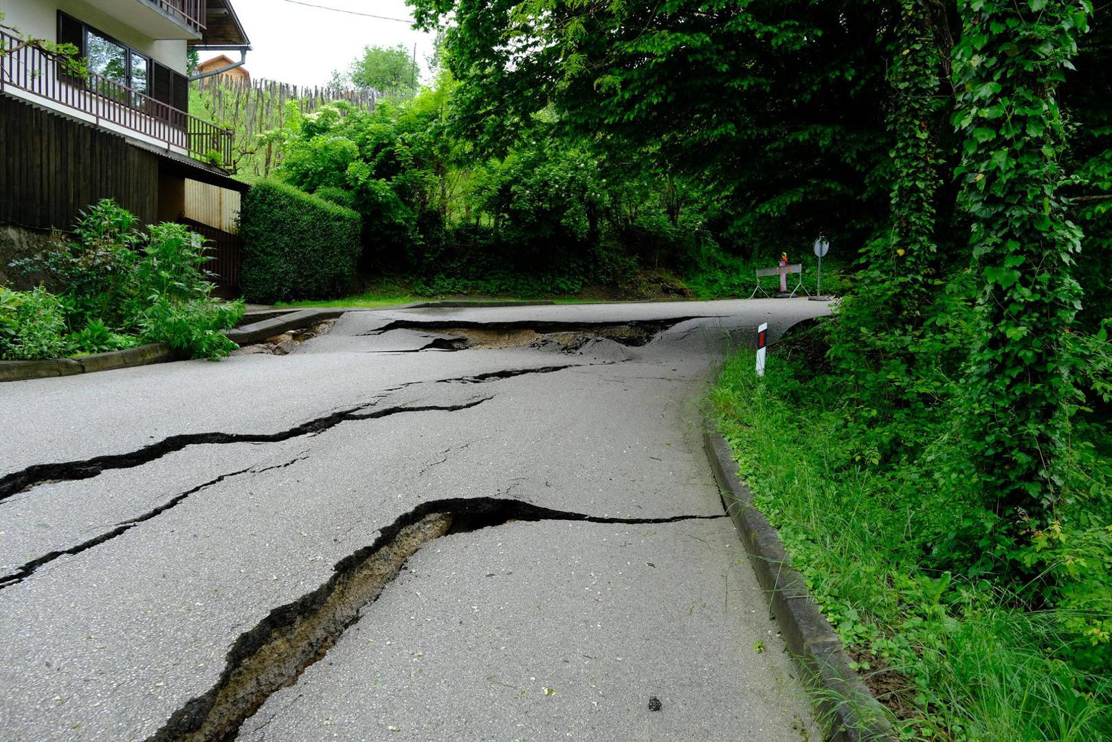 17.05.2023., Globocec - U mjestu Globocec u blizini Marije Bistrice odronila se cesta te je zatvorena za sav promet. Photo: Slaven Branislav Babic/PIXSELL