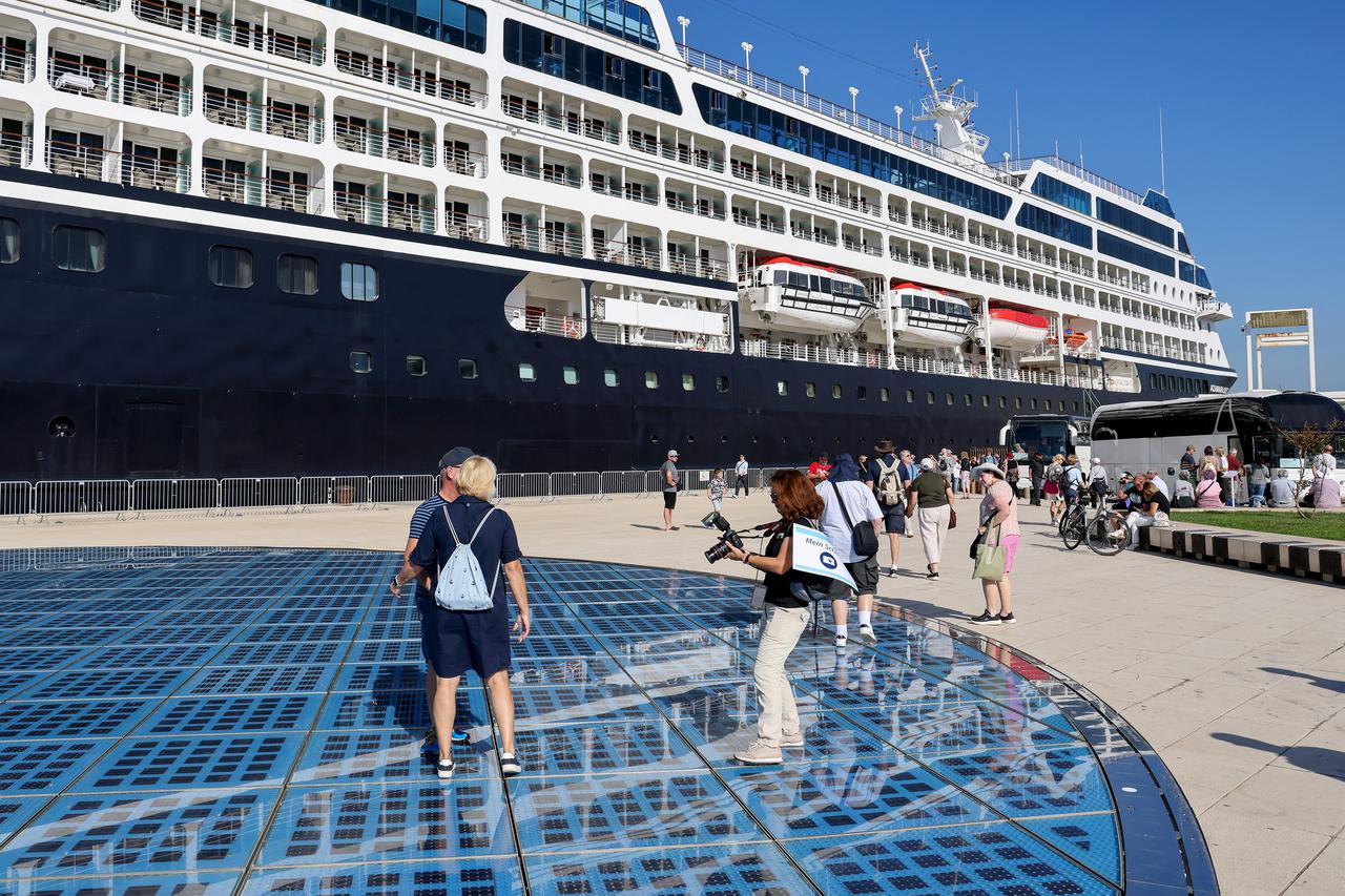 Zadar:  Kruzer Azamara Quest na Pozdravu suncu