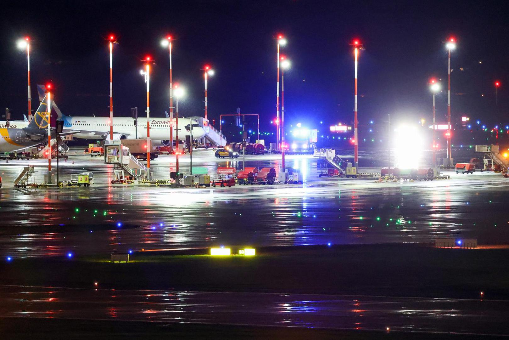 04 November 2023, Hamburg: Emergency services stand on the apron at Hamburg Airport during an operation. An armed hostage-taker entered the apron of Hamburg Airport in his car on Saturday evening. The entire airport was cleared and cordoned off. According to the police, the man had a four-year-old child in his grip. Photo: Bodo Marks/dpa Photo: Bodo Marks/DPA