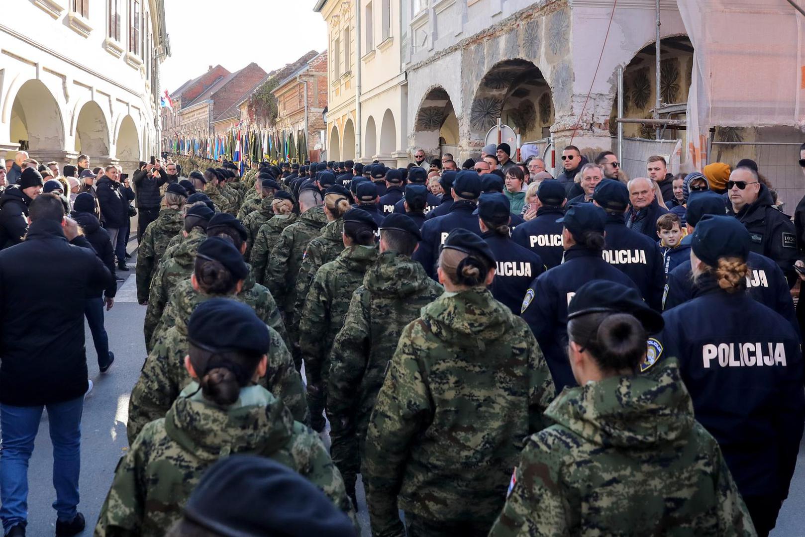 18.11.2023. Vukovar - Pod geslom "Vukovar - moj izbor i u dobru i u zlu" u Vukovaru se obiljezava 32. godisnjica vukovarske tragedije i stradanja u Domovinskom ratu. Kolona sjecanja koju predvode hrvatski branitelji Vukovara zajedno s clanovima obitelji poginulih, nestalih, ubijenih, nasilno odvedenih i umrlih hrvatskih branitelja Vukovara na celu s pripadnicima Hrvatskih obrambenih snaga koji su branili Vukovar. Photo: Emica Elvedji/PIXSELL