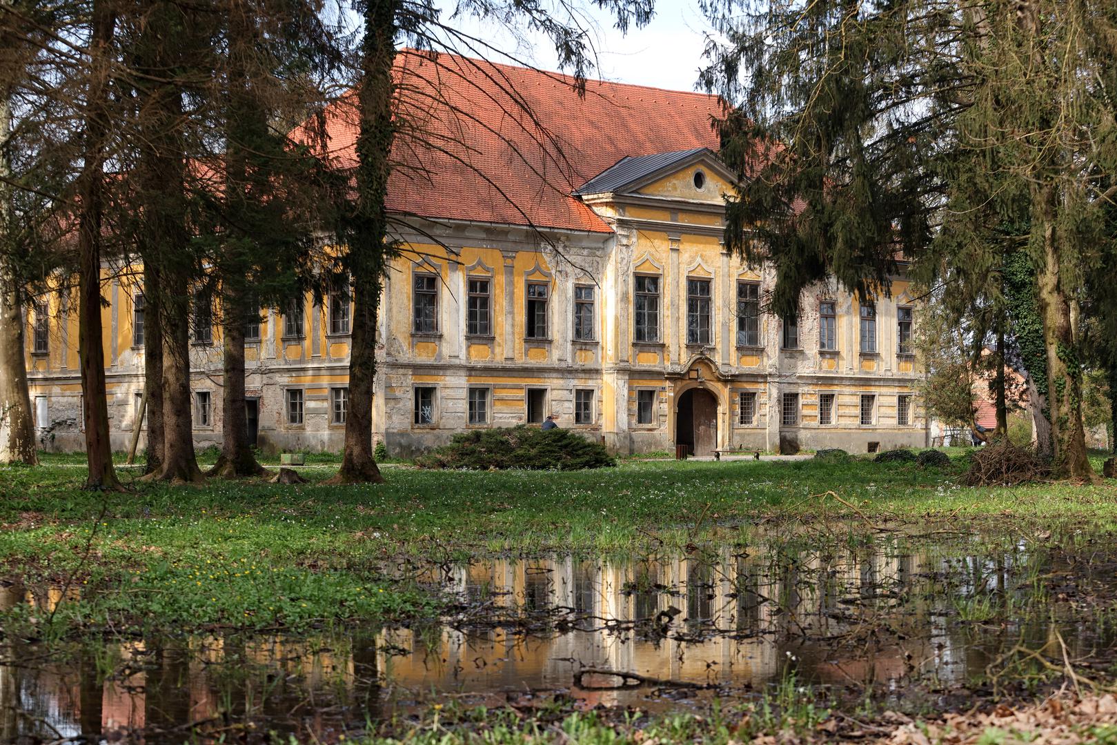 Oko dvorca je izgrađen prekrasni perivoj uređen s baroknim i klasicističkim obilježjima koji je krajem 19. stoljeća dobio obilježja pejzažno-vrtne arhitekture. Zasađeno je i egzotično drveće  iz raznih dijelova svijeta.