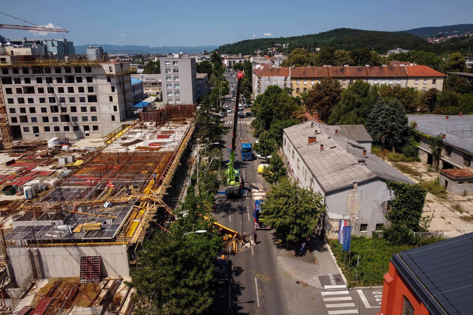 20.07.2023., Zagreb -  Uslijed strasnog nevremena i oluje u Prilazu baruna Filipovica pala je dizalica koja se ukopala u cestu. Fotografije iz zraka. Photo: Igor Kralj/PIXSELL