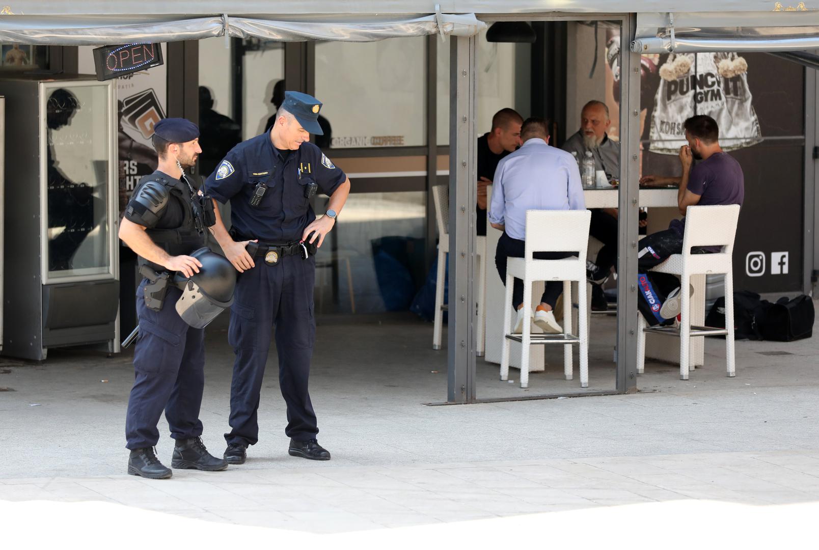 09.07.2024., Pula: Nemali broj interventnih policajaca, blokiran kvart, odvjetnici i rijetki stanari pulske poslovno-stambene zgrade popularne "Porecanke", obiljezili su ovo vruce pulsko jutro. Photo: Sasa Miljevic / PIXSELL/PIXSELL