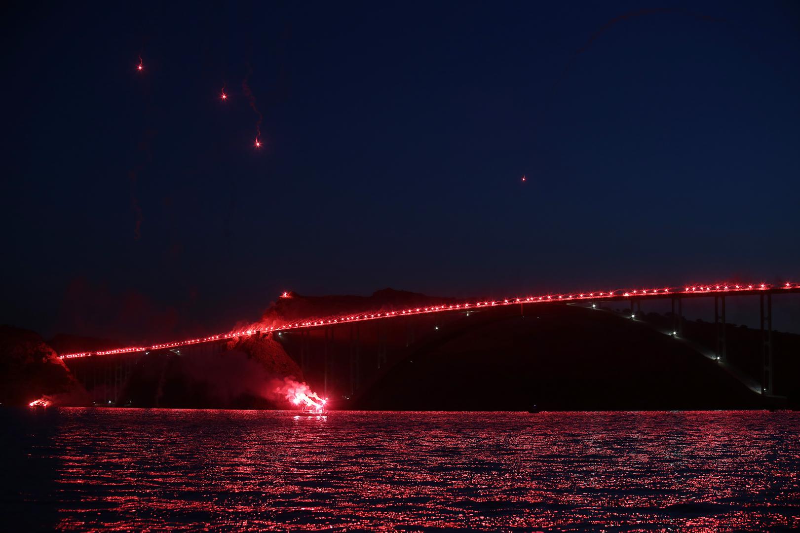 Uoči Dana pobjede i domovinske zahvalnosti Klub navijača Armada, Plavo bijeli otok i Vavik vjerna Kirija organizirali su tradicionalnu bakljadu na Krčkom mostu