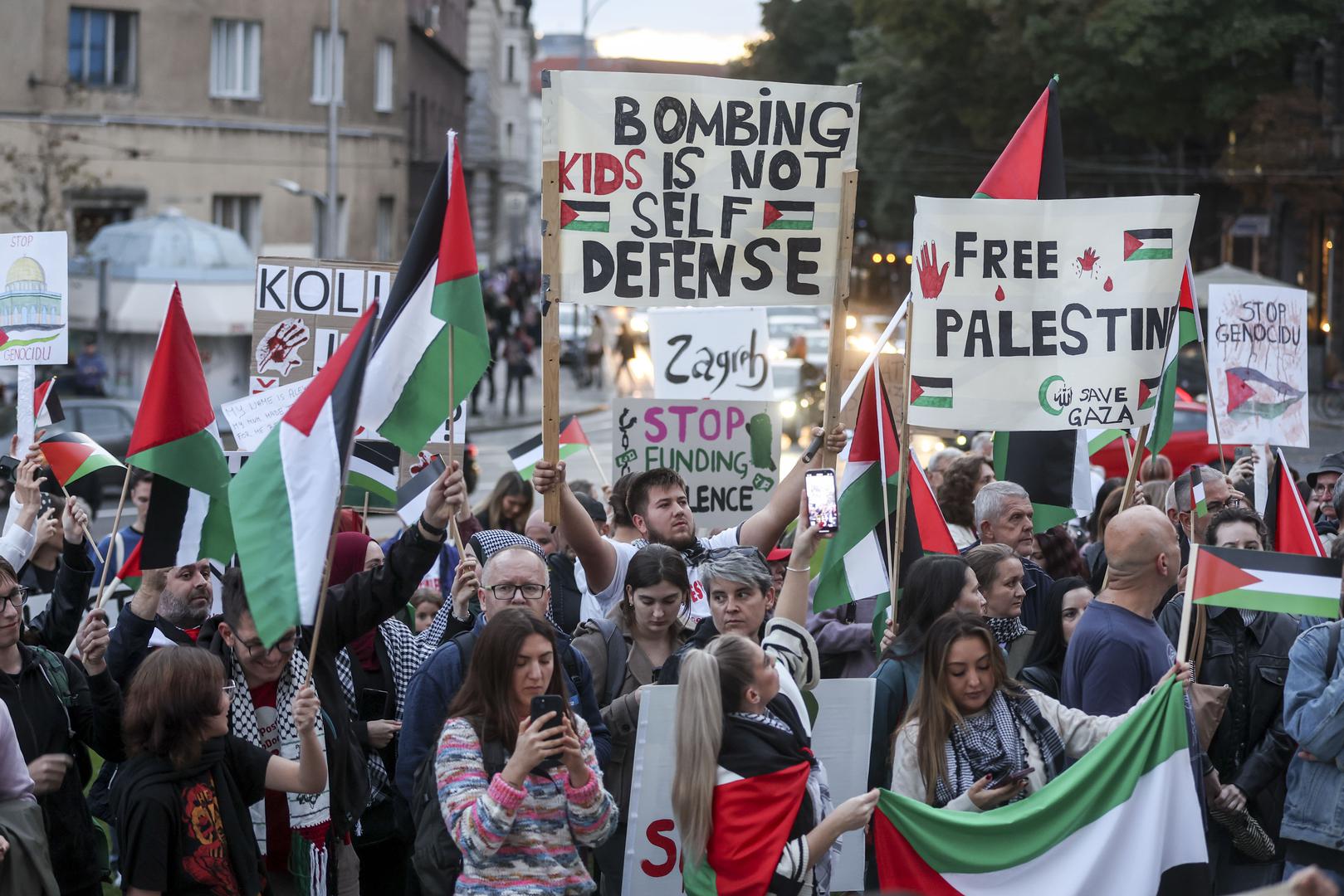 25.10.2023., Zagreb - Prosvjed Solidarno s Palestinom na Trgu zrtava fasizma. Ovaj prosvjed je dio globalnog odgovora na situaciju u kojoj se Gaza nemilosrdno bombardira svakoga dana, u kojoj nevjerojatan broj ljudi gubi svoje zivote.
 Photo: Igor Kralj/PIXSELL