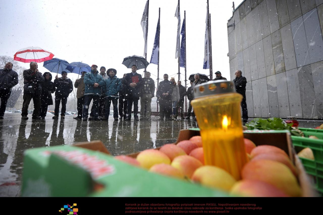 '19.12.2011.,Ljubljana - Dobavljaci slovenskog Mercatora upalili su danas svijece ispred sredisnje zgrade Nove ljubljanske banke NLB, zeleci tako izraziti protest zbog prodaje Mercatora Ivici Todoricu