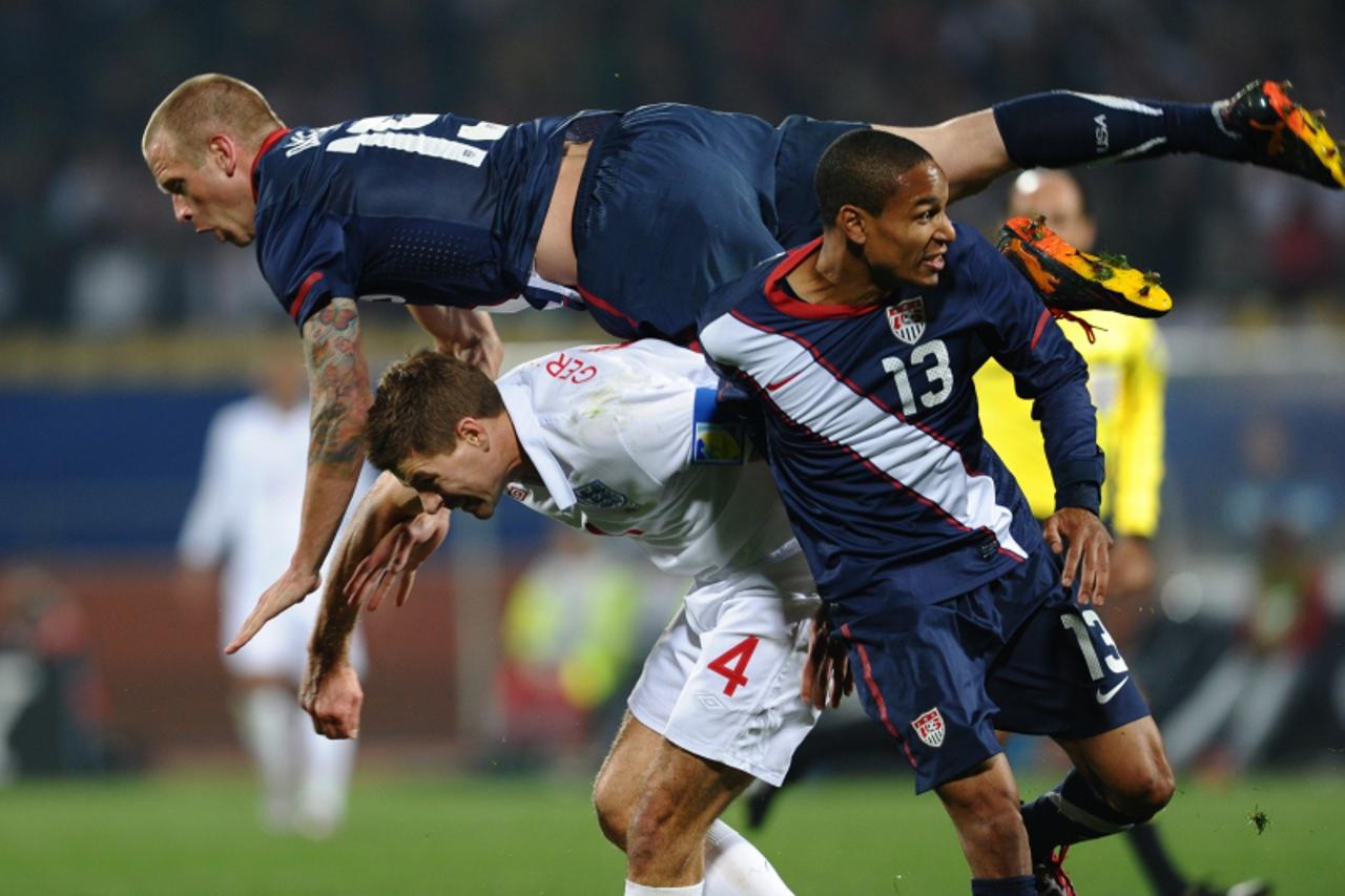 'England\'s midfielder Steven Gerrard (C) vies with US defender Jay DeMerit (top) and US midfielder Ricardo Clark during the Group C first round 2010 World Cup football match England vs. USA on June 1