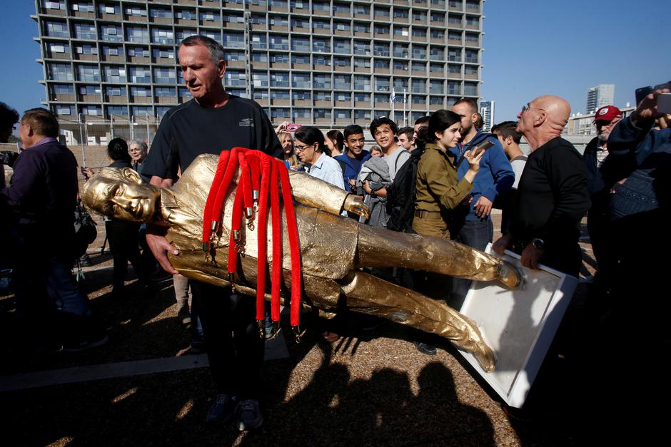 TEL AVIV Prosvjednici su 2016. uklonili jednu premijerovu statuu