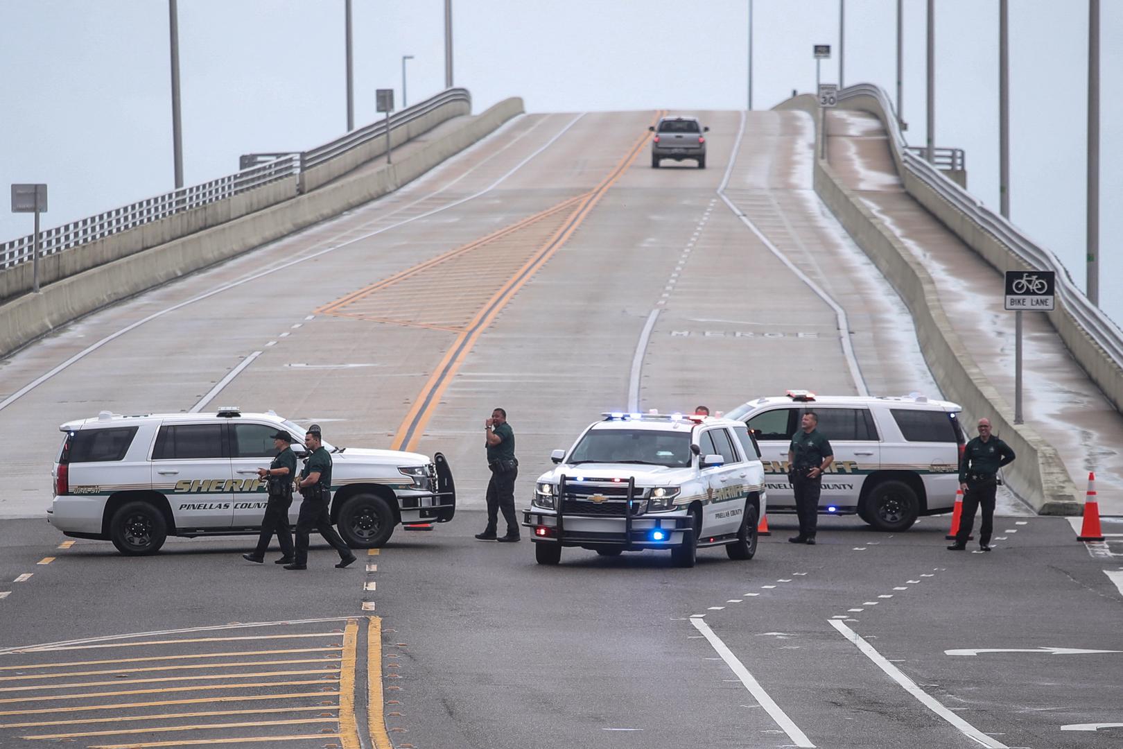 Police block the entrance to the beach on Belleair Causeway amidst rain and gusts caused by Hurricane Idalia in Clearwater, Florida, U.S., August 30, 2023. REUTERS/Adrees Latif Photo: ADREES LATIF/REUTERS