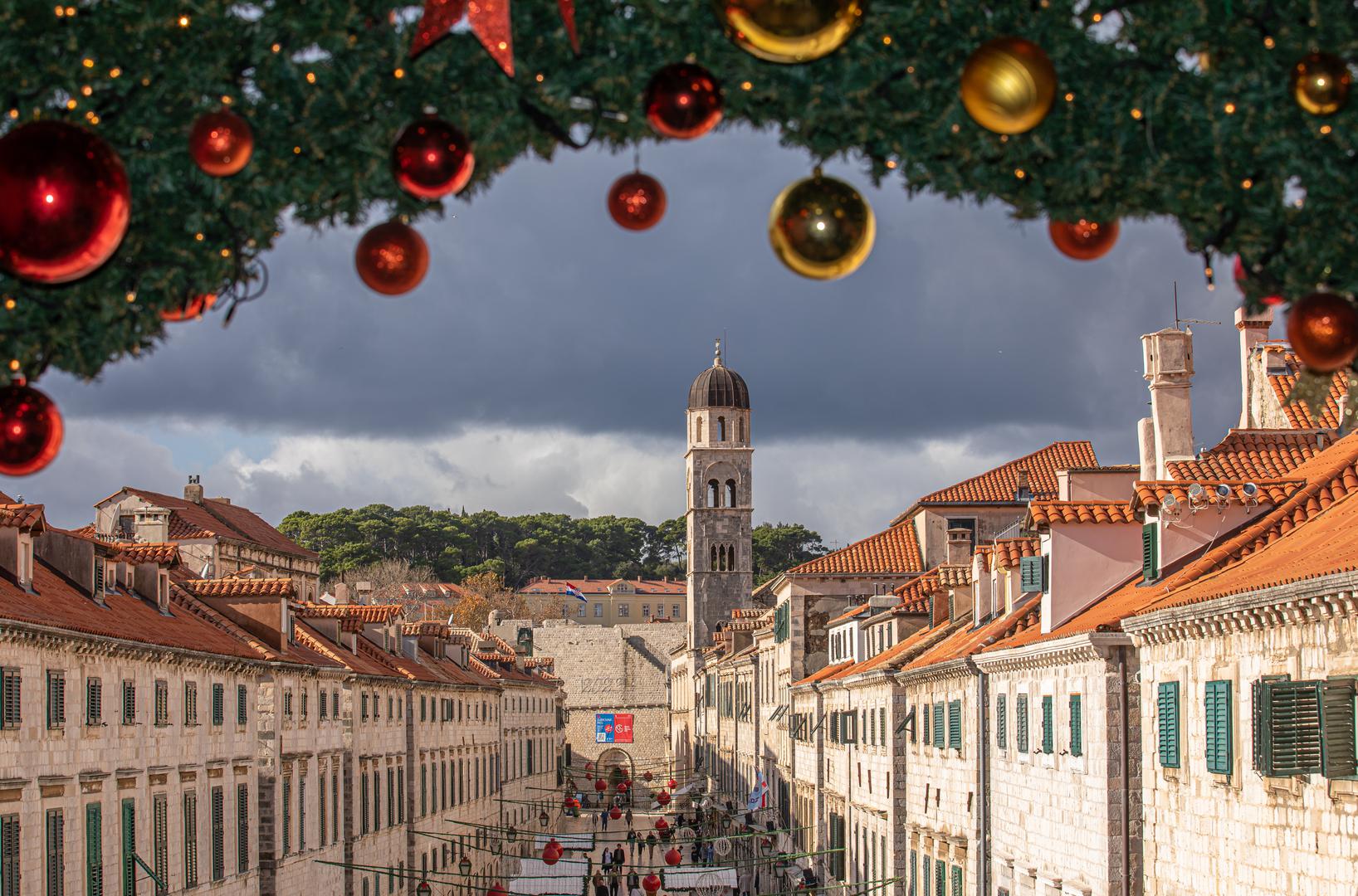 Uz Zagreb na listi se našao i Dubrovnik za kojeg pišu: ‘Posjet Dubrovniku čini se kao da ste se vratili korak u prošlost: renesansna i barokna arhitektura naslanjaju se na mali poluotok i daju gradu ćudljiv, srednjovjekovni izgled – u tolikoj mjeri da je poslužio kao mjesto snimanja Kraljeve luke u Igri prijestolja. No, ima i dosta blagdanskog raspoloženja, poput Dubrovačkog zimskog festivala i tradiciju koledanja koja oko Božića odzvanja gradom’.