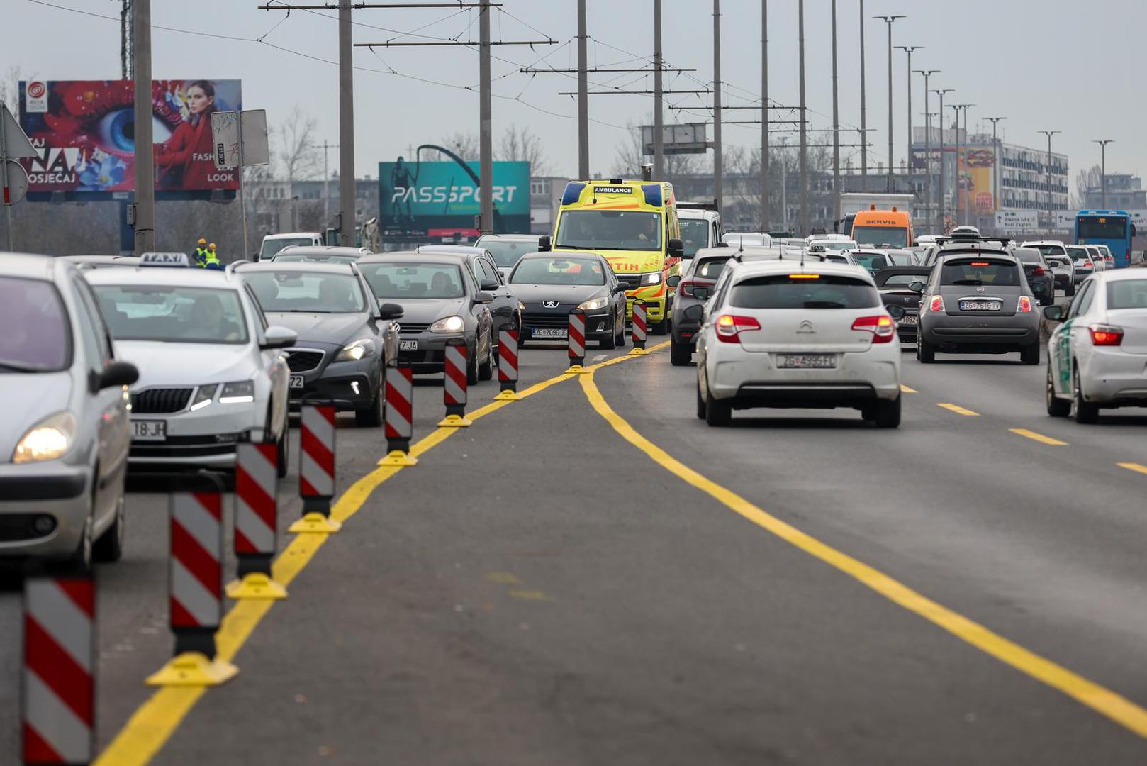 04.03.2024., Zagreb - Nova regulacija prometa radi radova sanacije prijelaznih naprava i izvanrednog odrzavanja Jadranskog mosta. Za vrijeme izvodjenja radova, za promet ce biti zatvoren istocni kolnik mosta, a sav promet odvijat ce se dvosmjerno po zapadnom kolniku, u dva prometna traka za svaki smjer. U zoni radova na Jadranskom mostu bit ce onemoguceno kretanje pjesaka i biciklista, koji ce biti preusmjereni preko starog Savskog mosta. Photo: Igor Kralj/PIXSELL