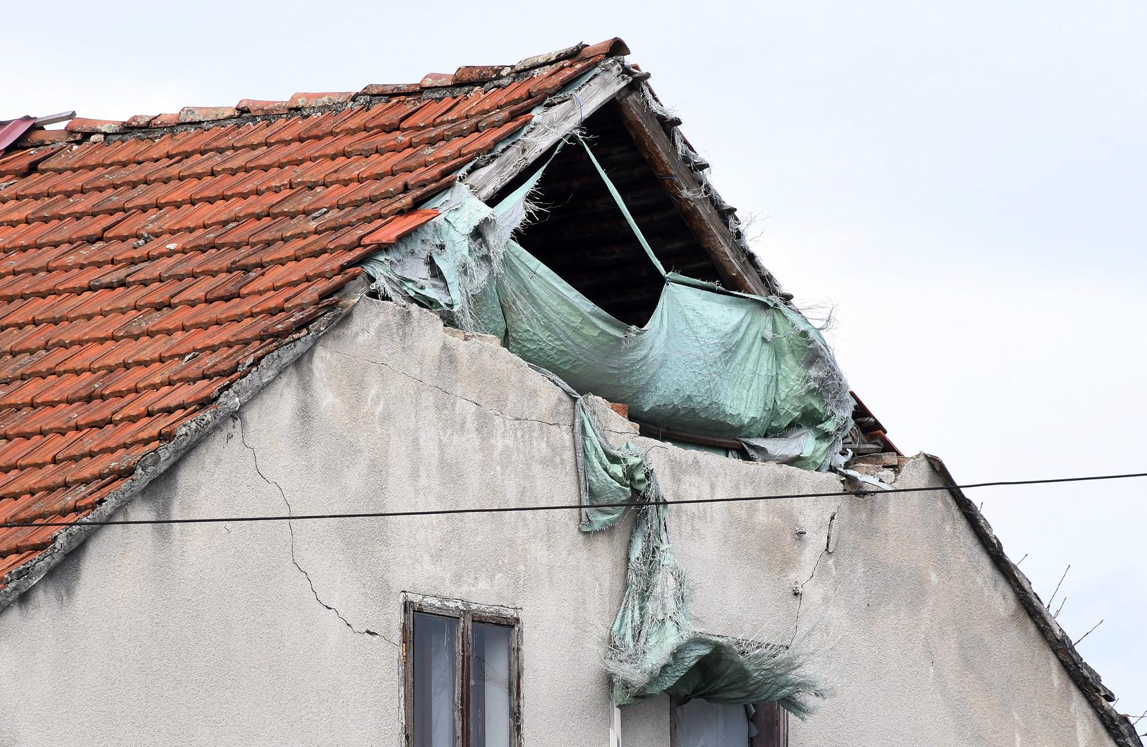 22.02.2024., Sisak - Jak vjetar trga PVC foliju koja prekriva ostecenja na zabatnim zidovima kuca nastala u potresu 2020. godine. Photo: Nikola Cutuk/PIXSELL