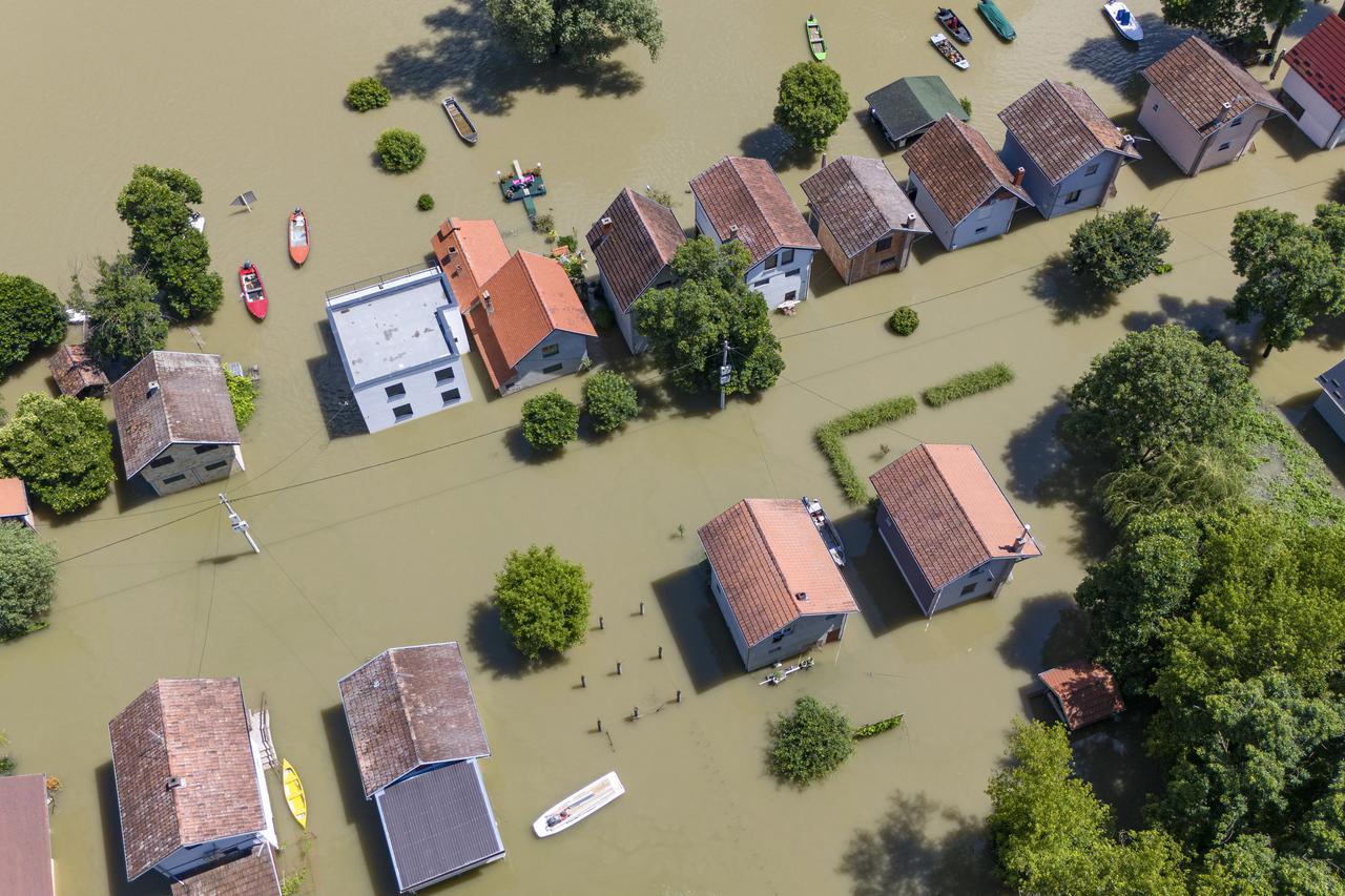 Pogled iz zraka na Batinu gdje vlasnici kuća na Zelenom otoku očekuju vrhunac vodnog vala