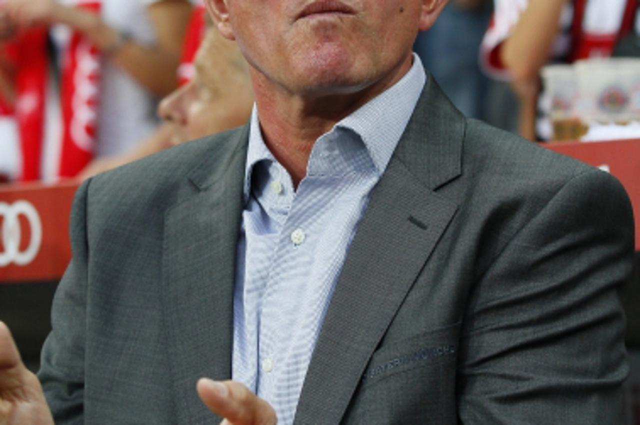 'Jupp HEYNCKES, Trainer FCBM, Portrait, Gestik, klatschend  Muenchen, 28.07.2011, Supercup 2011, FC Bayern Muenchen - AC Milan, Foto: APF  Veroeffentlichung nur gegen Honorar, zahlbar an -  APF - Agen