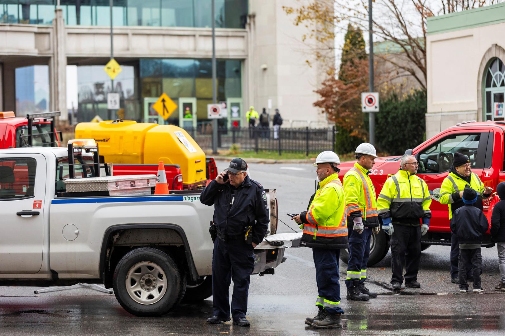 Niagara Regional Police and City of Niagara Falls workers close access to the Rainbow Bridge after an incident at the U.S. border crossing with Canada, as seen from Niagara Falls, Ontario, Canada November 22, 2023.  REUTERS/Tara Walton Photo: Tara Walton/REUTERS