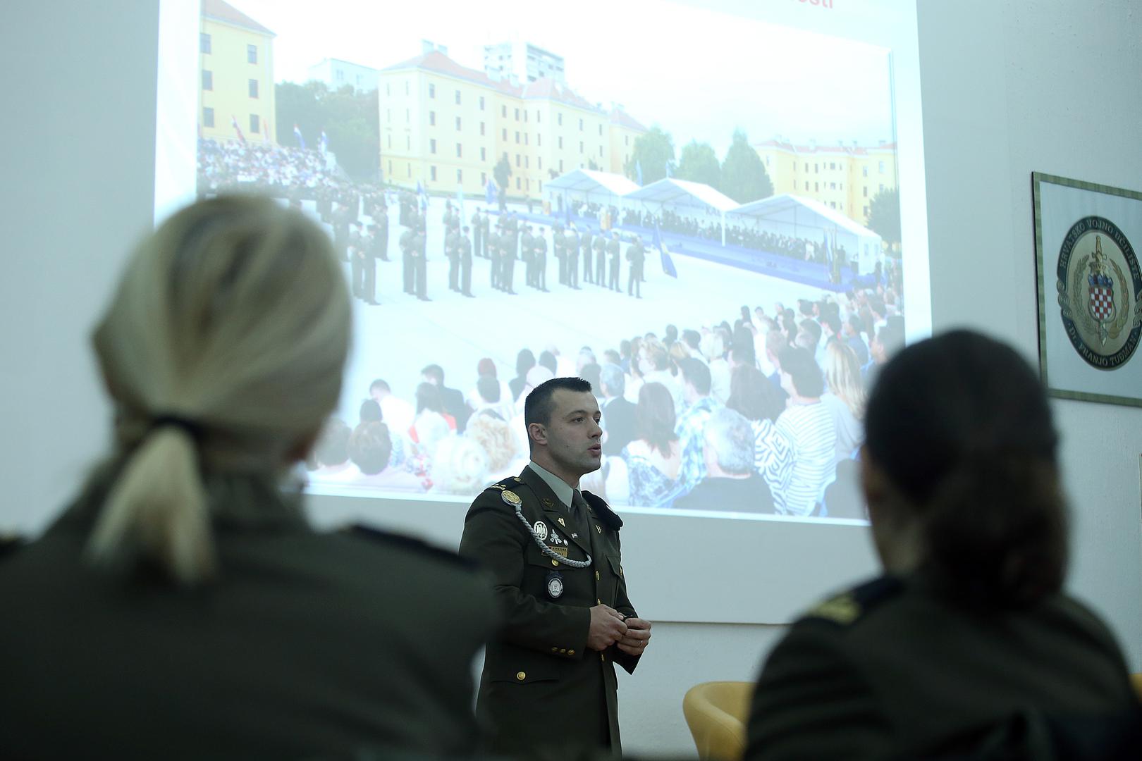 Uvodno se zainteresiranim posjetiteljima obratila prodekanica za studijske programe brigadirka Vesna Trut, a zapovjednik satnije u Kadetskoj bojni natporučnik Tomislav Vučak održao je multimedijalnu prezentaciju.