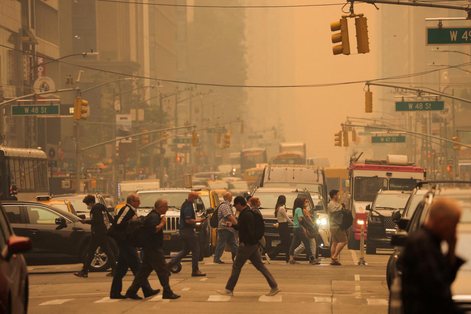 People walk at 6th Avenue as haze and smoke caused by wildfires in Canada blanket New York City, New York, U.S., June 7, 2023. REUTERS/Andrew Kelly Photo: Andrew Kelly/REUTERS