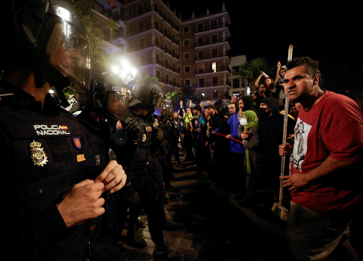 Demonstrators react in front of police officers in riot gear during a protest against Valencia's regional leader Carlos Mazon and the management of the emergency response to the deadly floods in eastern Spain, in Valencia, Spain, November 9, 2024. REUTERS/Eva Manez Photo: Eva Manez/REUTERS