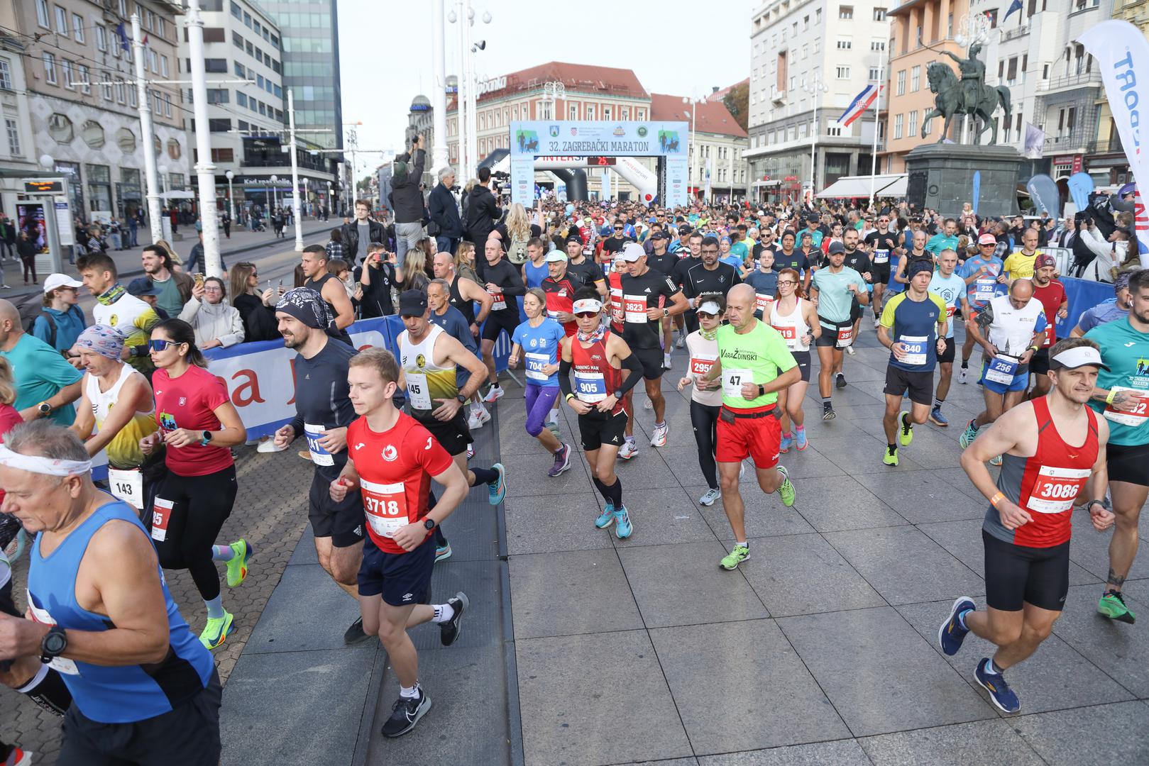 Tisuće ljudi krenulo je jutros sa starta Zagrebačkog maratona na Trgu bana Jelačića, a utrka bi trebala trajati veći dio dana.