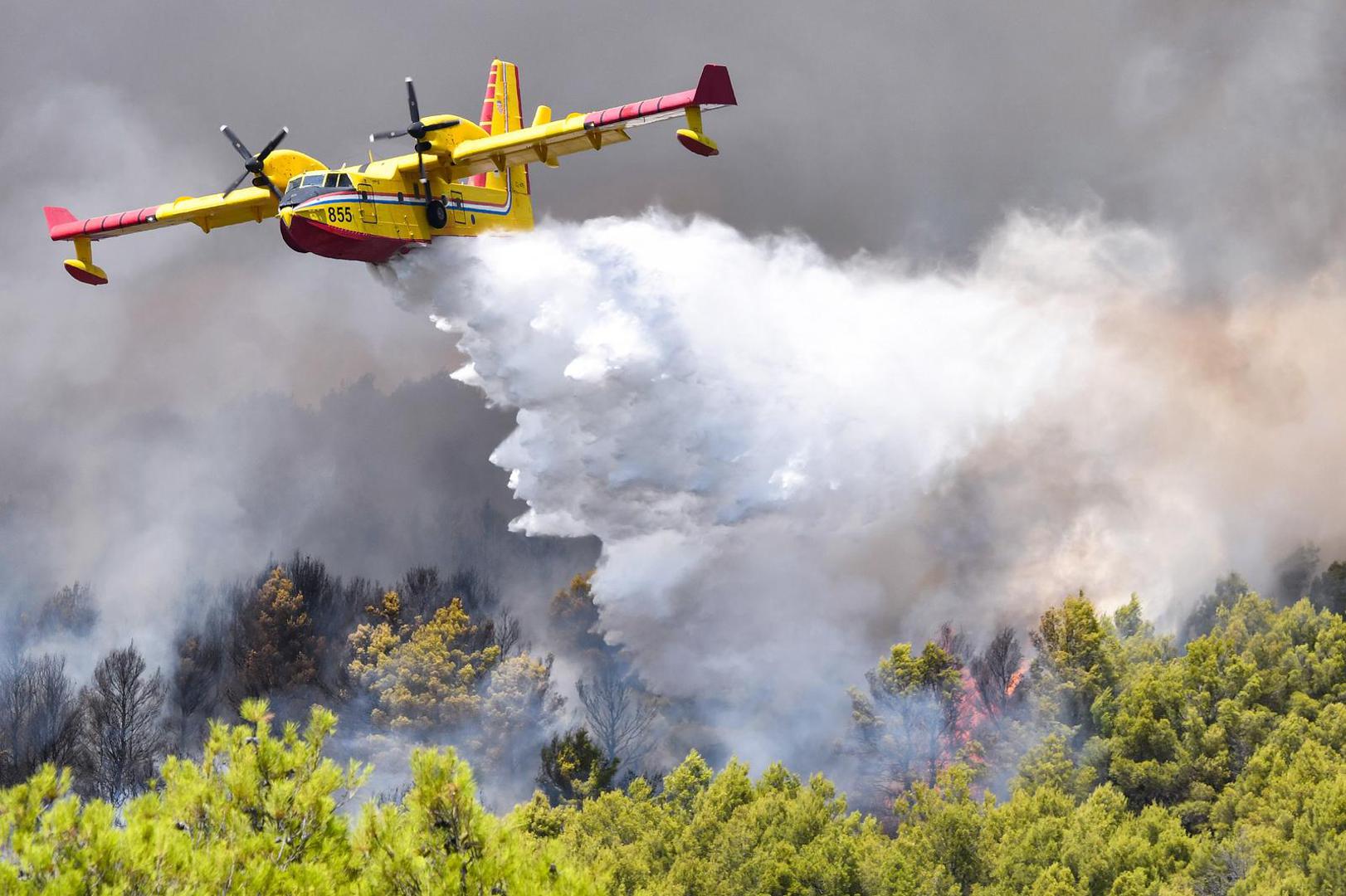 Požar gase jedan air-tractor i tri kanadera te u ovom trenutku kuće nisu ugrožene. 