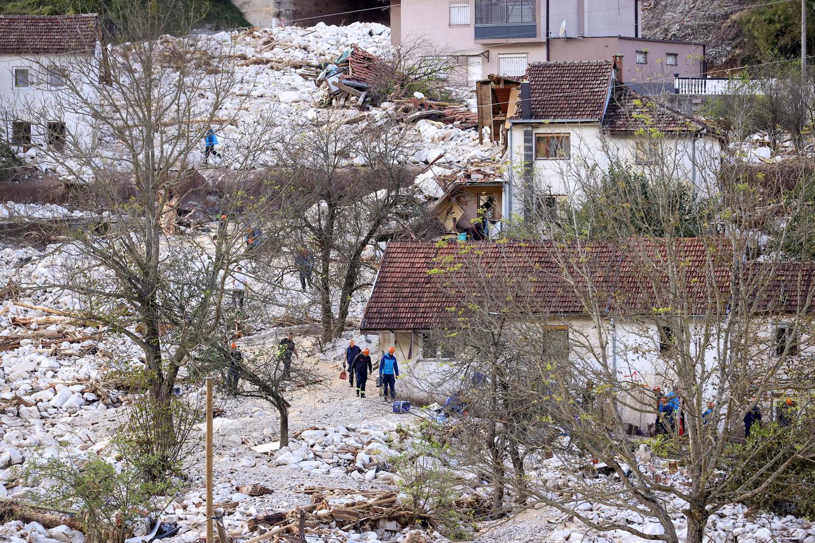 04.10.2024., Donja Jablanica, Bosna i Hercegovina - Pripadnici Civilne zastite pretrazuju podrucje u selu Donja Jablanica gdje je kliziste unistilo oko 15 kuca. Photo: Armin Durgut/PIXSELL