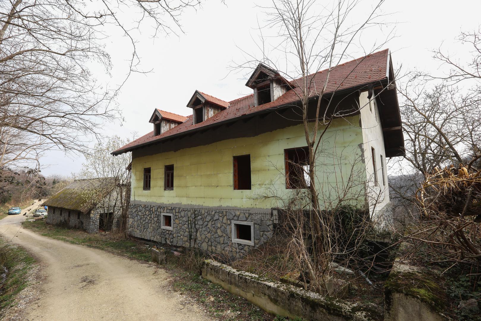  29.02.2024.,Zumberak, Poljanica Okicka -  Kuce za odmor Hrvoja Vojkovica zarasle u korov. U jednoj od kuca nalazi se bazen u izgradnji.  Photo: Robert Anic/PIXSELL