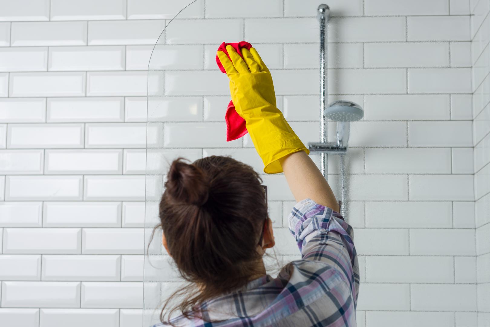 Istraživanje o obavljanju kućanskih poslova otkrilo je da više od petine ljudi rođenih nakon 1981. čisti zahod svaka četiri tjedna. Čišćenje kupaonice obavljaju jednom tjedno, ali čak 54 posto njih smatra to nepotrebnim.
