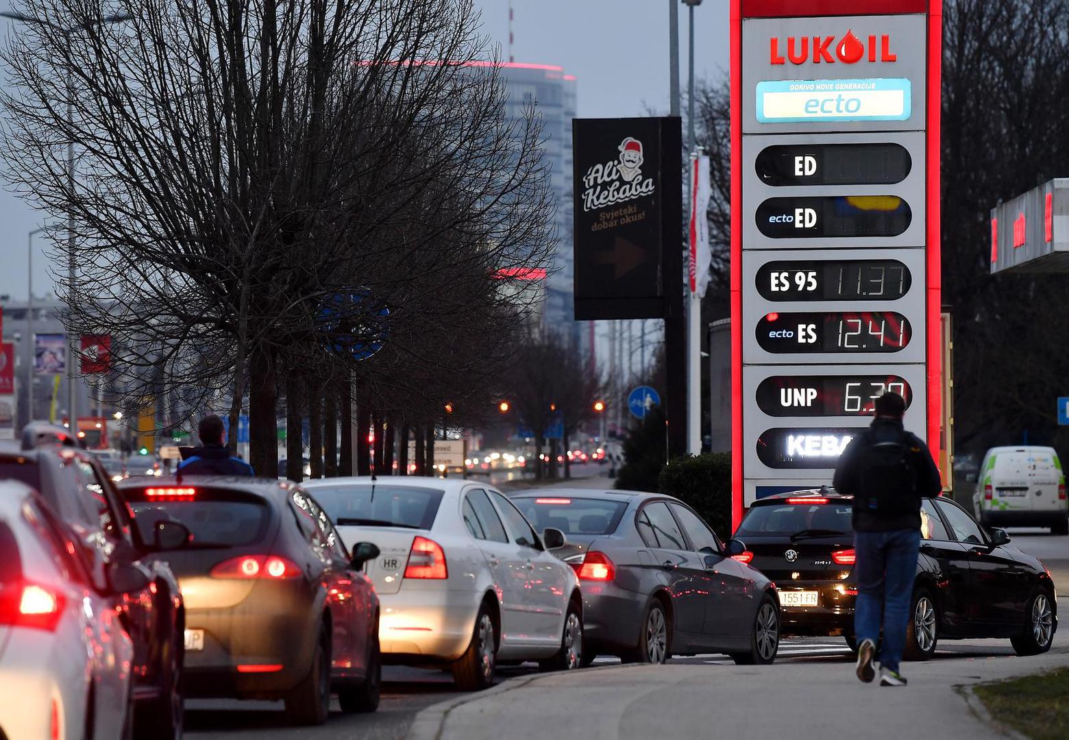 07.03.2022., Zagreb - Zbog poskupljena naftnih derivata stvaraju su guzve na benzinskim postajama.  Photo: Marko Lukunic/PIXSELL