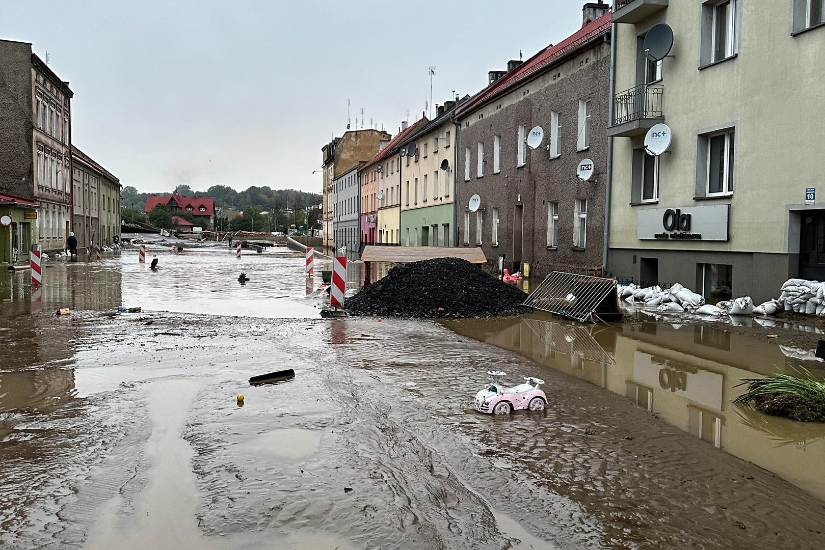 Głuchołazy (woj. opolskie), 15.09.2024. Dynamiczna sytuacja powodziowa. Rzeka Biała Głuchołaska zalała Głuchołazy, 15 bm. Niż genueński, który dotarł nad Polskę w czwartek 12 września, odpowiada za aktualne załamanie pogody i ulewne deszcze szczególnie na Dolnym Śląsku. (aldg) PAP/Michał Meissner Photo: Michał Meissner/PAP