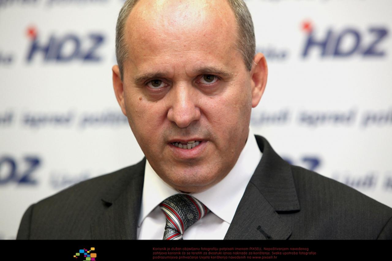 \'13.09.2011., Zagreb - Glavni tajnik HZD-a Branko Bacic demantirao je na konferenciji za tisak svoju umjesanost u aferu gotovinskih isplata u stranci. Photo: Patrik Macek/PIXSELL\'