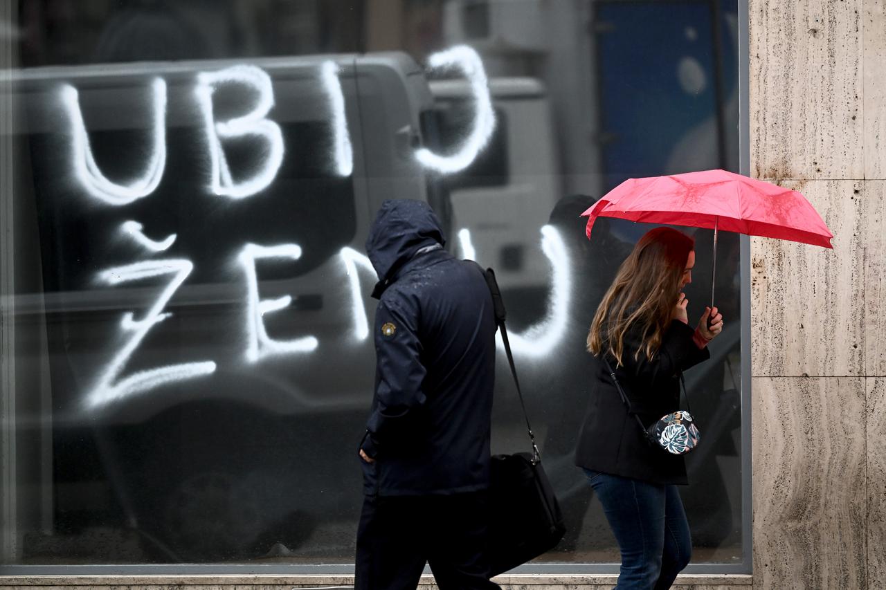 Zagreb: Potresni grafit "Ubij ženu" na jednom od izloga na glavnom gradskom Trgu