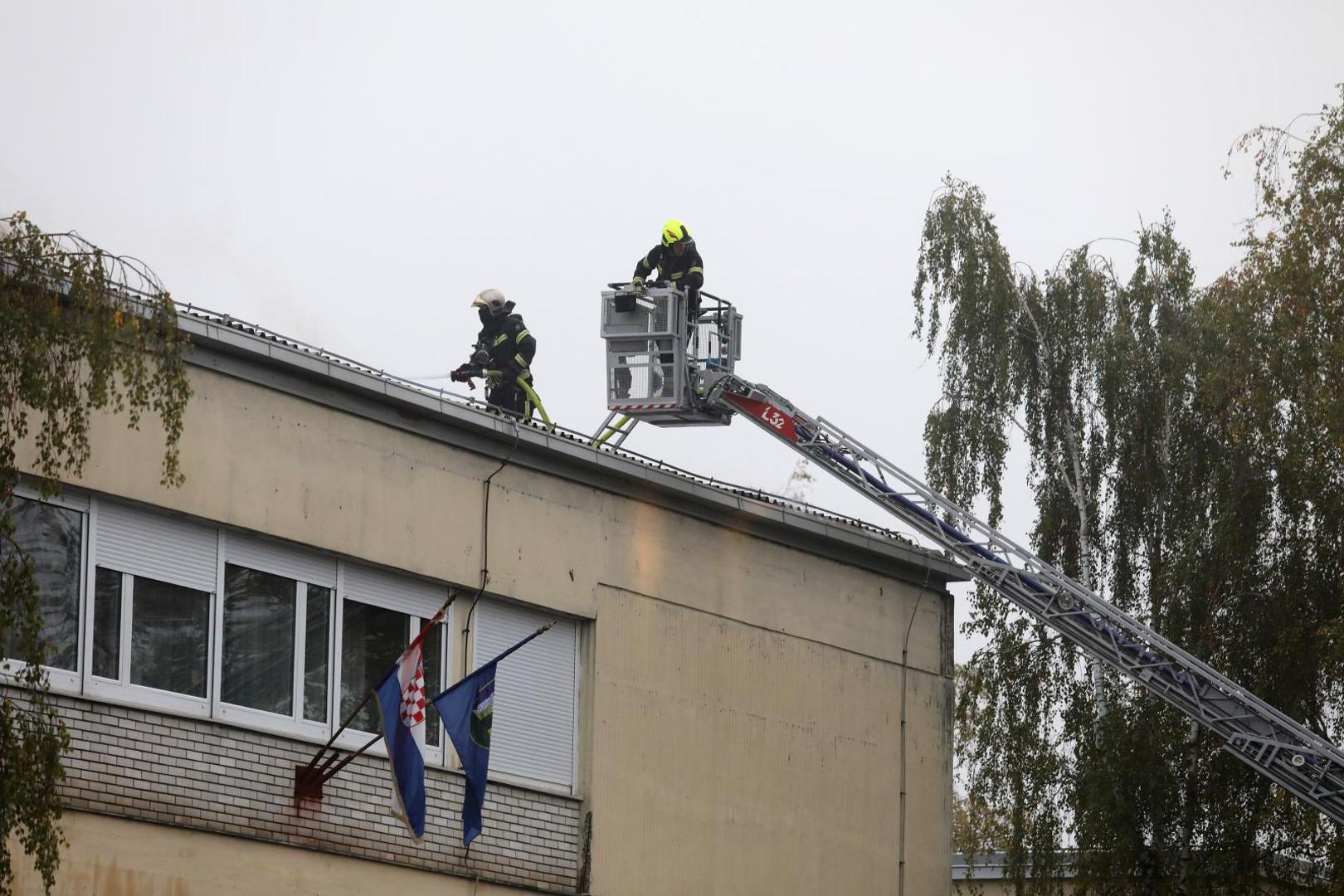 02.11.2020., Zagreb - Intervencija vatrogasaca radi pozara na krovu na Osnovne skole Mato Lovrak u zagrebackoj Dubravi. 

Photo: Patrik Macek/PIXSELL