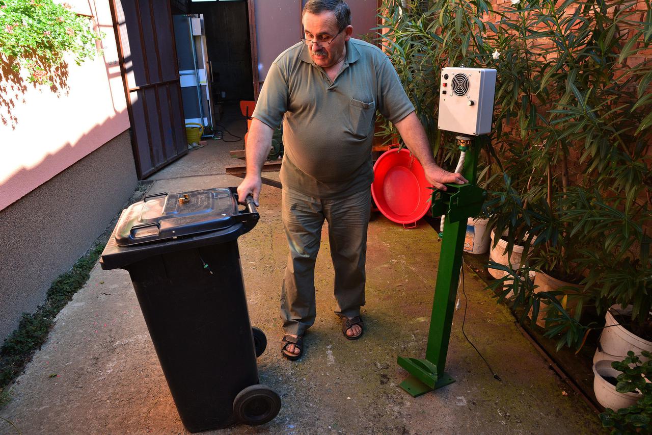 10.08.2015., Slavonski Brod - Inovator Ivan Jakobović, poznat po velikom broju priznatih inovacija, konstruirao je uredjaj koji u kantama za smece u potpunosti neutralizira neugodne mirise te tako jos upotrebljive i korisne sastojke smeca cuva od oksidaci