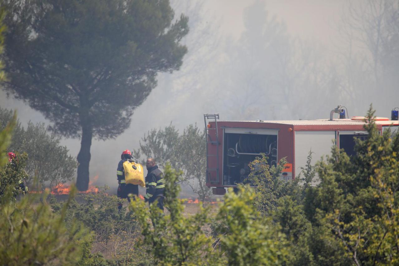 Veliki požar u zaleđu Skradina, gase ga brojni vatrogasci i četiri kanadera