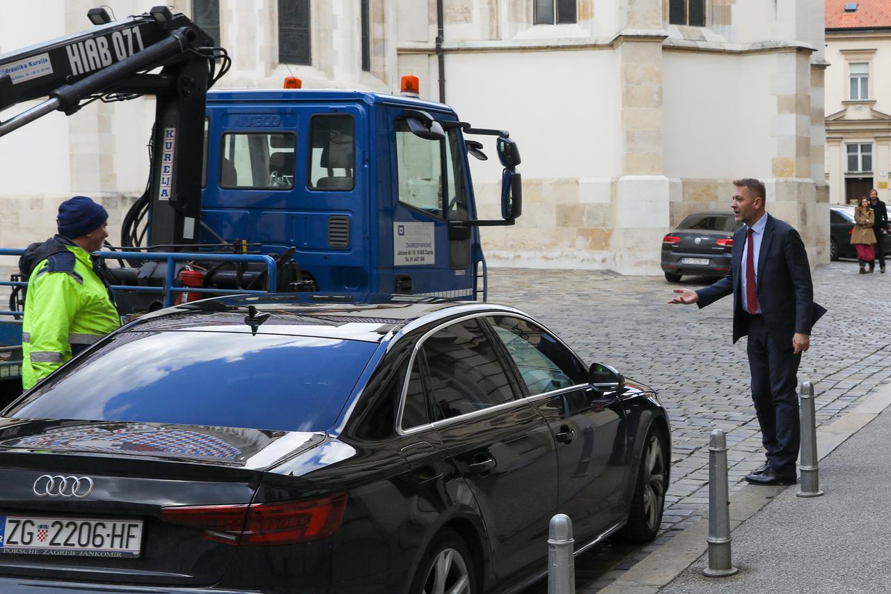 Pauk diže automobil Kreši Beljaku