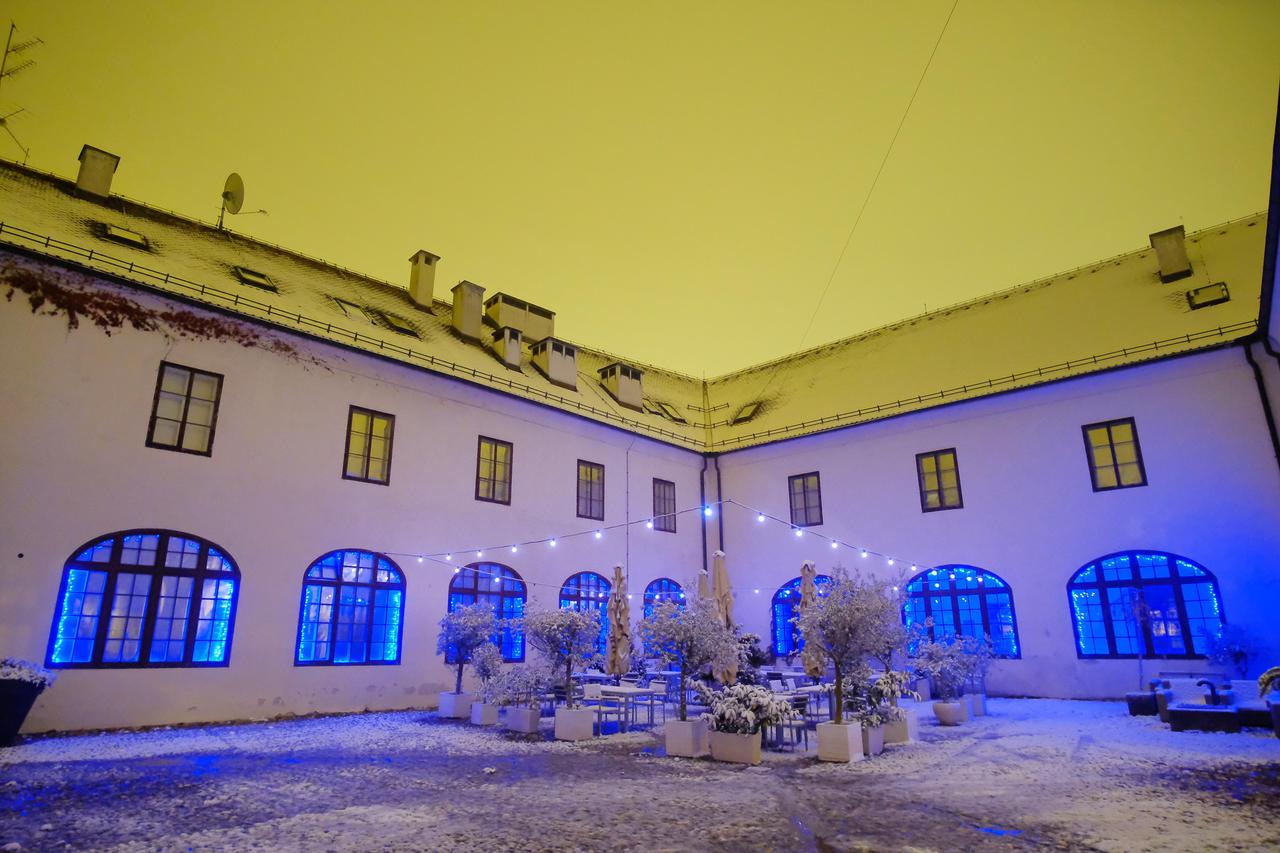 U sklopu Adventa u Zagrebu prozori i ulazi u zgrade ukrašeni u blagdanskom duhu